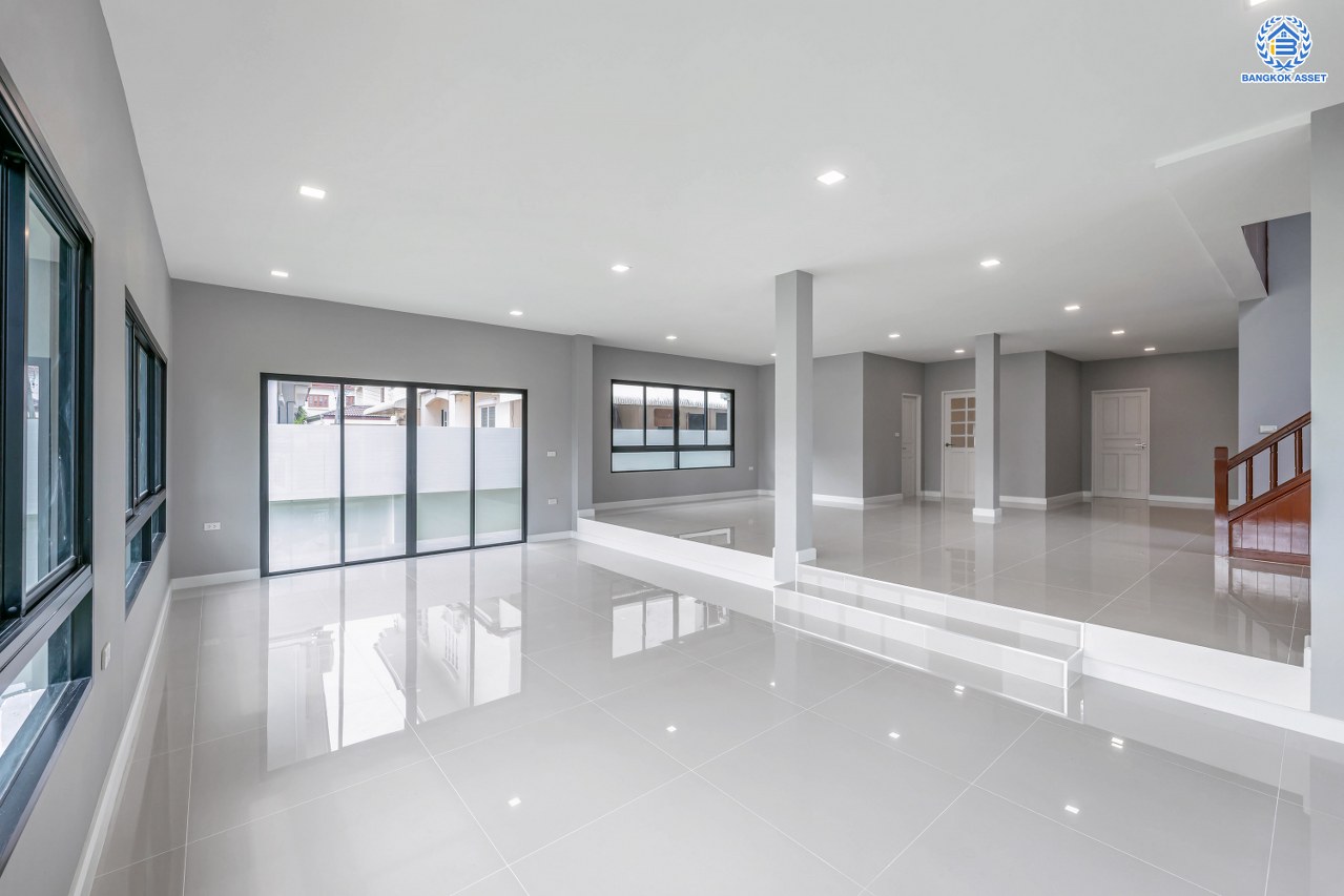 บ้านมือสองตกแต่งใหม่ โครงการ พฤกษ์ภิรมย์รีเจนท์ ปิ่นเกล้า บนสังคมคุณภาพจากแบรนด์ Q.House หลังใหญ่กว่า 228.9 ตร.ว. ดีไซน์ทันสมัย ฟังก์ชัน 5 ห้องนอน (ห้องนอนชั้นล่าง 1 ห้อง) 6 ห้องน้ำ 2 ห้องอเนกประสงค์ 1 ห้องแม่บ้าน จอดรถได้ 3 คัน บนที่สุดแห่งทำเลศักยภาพ หน้าโครงการติดถนนกาญจนาภิเษก เชื่อมต่อทุกการเดินทาง ใกล้จุดขึ้นทางด่วน "ศรีรัช" และรถไฟฟ้าสายสีม่วง "สถานีตลาดบางใหญ่"...