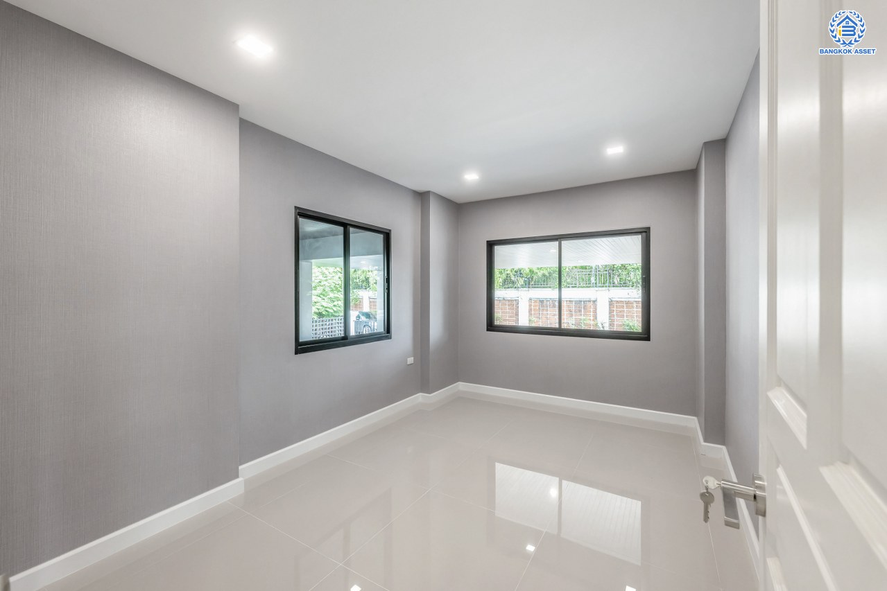 บ้านมือสองตกแต่งใหม่ โครงการ พฤกษ์ภิรมย์รีเจนท์ ปิ่นเกล้า บนสังคมคุณภาพจากแบรนด์ Q.House หลังใหญ่กว่า 228.9 ตร.ว. ดีไซน์ทันสมัย ฟังก์ชัน 5 ห้องนอน (ห้องนอนชั้นล่าง 1 ห้อง) 6 ห้องน้ำ 2 ห้องอเนกประสงค์ 1 ห้องแม่บ้าน จอดรถได้ 3 คัน บนที่สุดแห่งทำเลศักยภาพ หน้าโครงการติดถนนกาญจนาภิเษก เชื่อมต่อทุกการเดินทาง ใกล้จุดขึ้นทางด่วน "ศรีรัช" และรถไฟฟ้าสายสีม่วง "สถานีตลาดบางใหญ่"...