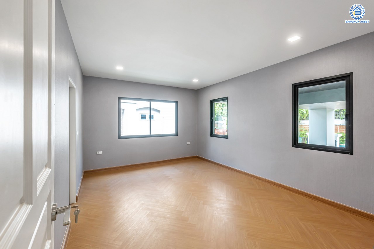 บ้านมือสองตกแต่งใหม่ โครงการ พฤกษ์ภิรมย์รีเจนท์ ปิ่นเกล้า บนสังคมคุณภาพจากแบรนด์ Q.House หลังใหญ่กว่า 228.9 ตร.ว. ดีไซน์ทันสมัย ฟังก์ชัน 5 ห้องนอน (ห้องนอนชั้นล่าง 1 ห้อง) 6 ห้องน้ำ 2 ห้องอเนกประสงค์ 1 ห้องแม่บ้าน จอดรถได้ 3 คัน บนที่สุดแห่งทำเลศักยภาพ หน้าโครงการติดถนนกาญจนาภิเษก เชื่อมต่อทุกการเดินทาง ใกล้จุดขึ้นทางด่วน "ศรีรัช" และรถไฟฟ้าสายสีม่วง "สถานีตลาดบางใหญ่"...