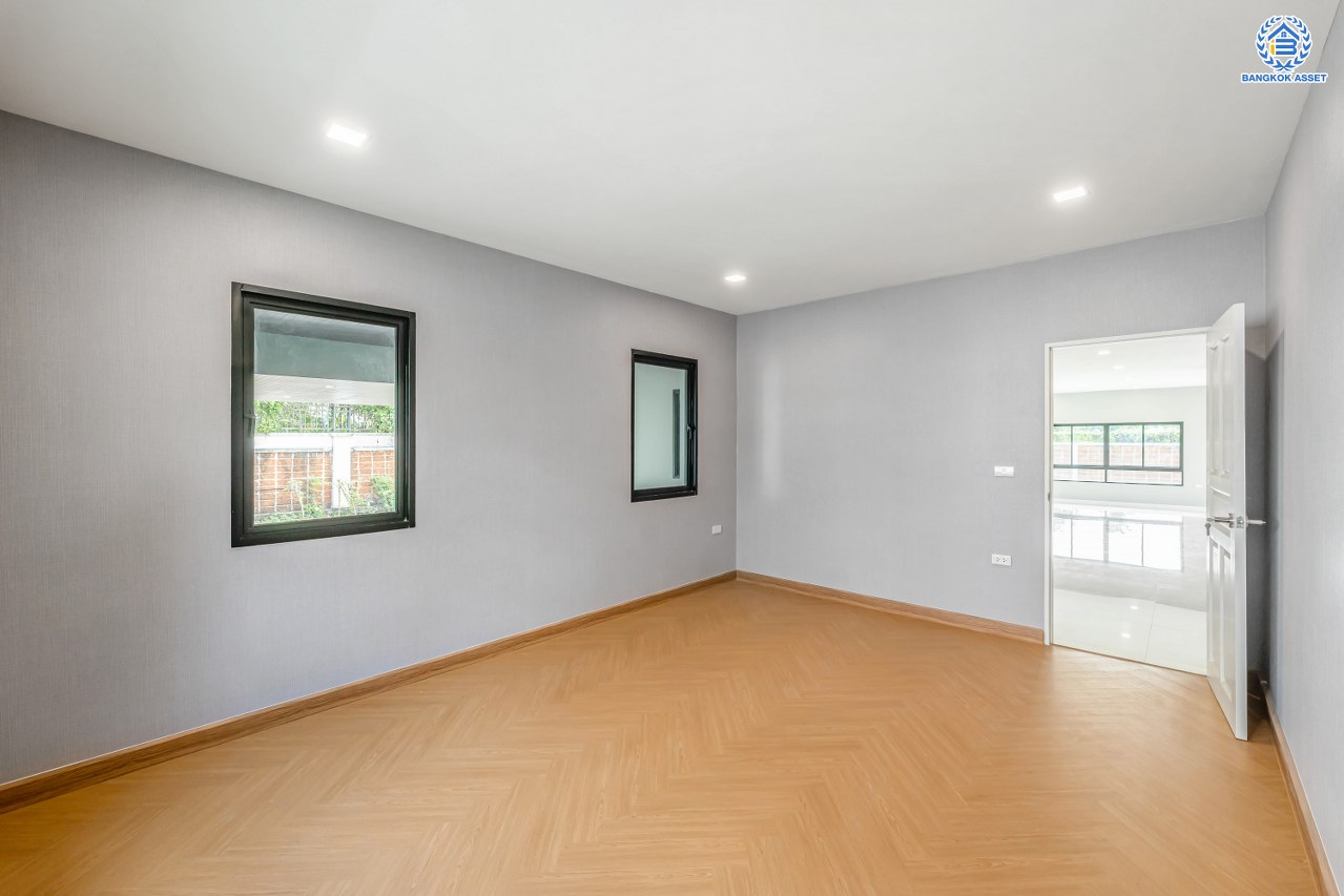 บ้านมือสองตกแต่งใหม่ โครงการ พฤกษ์ภิรมย์รีเจนท์ ปิ่นเกล้า บนสังคมคุณภาพจากแบรนด์ Q.House หลังใหญ่กว่า 228.9 ตร.ว. ดีไซน์ทันสมัย ฟังก์ชัน 5 ห้องนอน (ห้องนอนชั้นล่าง 1 ห้อง) 6 ห้องน้ำ 2 ห้องอเนกประสงค์ 1 ห้องแม่บ้าน จอดรถได้ 3 คัน บนที่สุดแห่งทำเลศักยภาพ หน้าโครงการติดถนนกาญจนาภิเษก เชื่อมต่อทุกการเดินทาง ใกล้จุดขึ้นทางด่วน "ศรีรัช" และรถไฟฟ้าสายสีม่วง "สถานีตลาดบางใหญ่"...