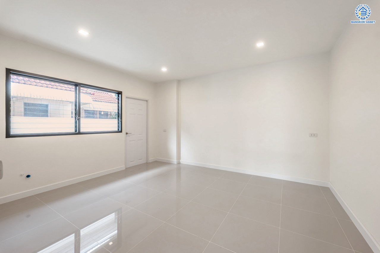 บ้านมือสองตกแต่งใหม่ โครงการ พฤกษ์ภิรมย์รีเจนท์ ปิ่นเกล้า บนสังคมคุณภาพจากแบรนด์ Q.House หลังใหญ่กว่า 228.9 ตร.ว. ดีไซน์ทันสมัย ฟังก์ชัน 5 ห้องนอน (ห้องนอนชั้นล่าง 1 ห้อง) 6 ห้องน้ำ 2 ห้องอเนกประสงค์ 1 ห้องแม่บ้าน จอดรถได้ 3 คัน บนที่สุดแห่งทำเลศักยภาพ หน้าโครงการติดถนนกาญจนาภิเษก เชื่อมต่อทุกการเดินทาง ใกล้จุดขึ้นทางด่วน "ศรีรัช" และรถไฟฟ้าสายสีม่วง "สถานีตลาดบางใหญ่"...