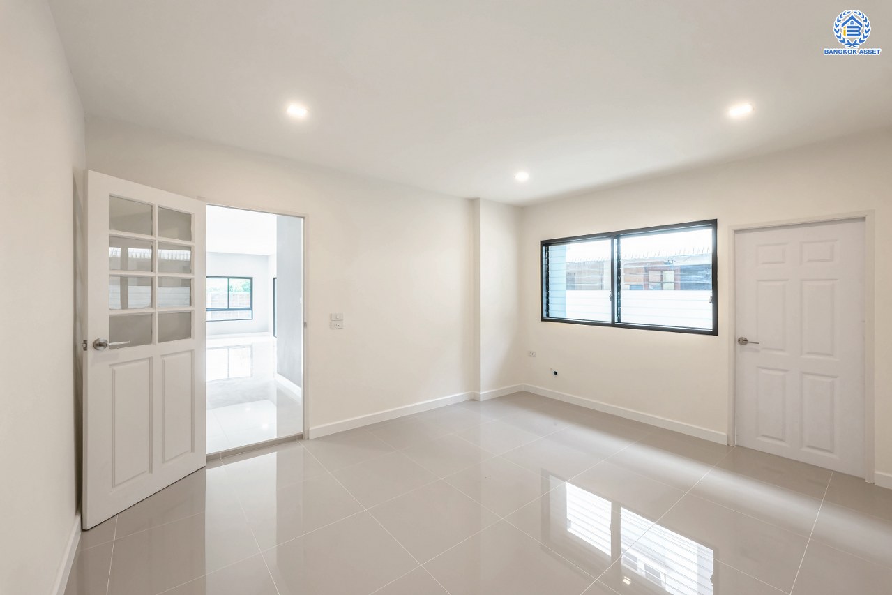 บ้านมือสองตกแต่งใหม่ โครงการ พฤกษ์ภิรมย์รีเจนท์ ปิ่นเกล้า บนสังคมคุณภาพจากแบรนด์ Q.House หลังใหญ่กว่า 228.9 ตร.ว. ดีไซน์ทันสมัย ฟังก์ชัน 5 ห้องนอน (ห้องนอนชั้นล่าง 1 ห้อง) 6 ห้องน้ำ 2 ห้องอเนกประสงค์ 1 ห้องแม่บ้าน จอดรถได้ 3 คัน บนที่สุดแห่งทำเลศักยภาพ หน้าโครงการติดถนนกาญจนาภิเษก เชื่อมต่อทุกการเดินทาง ใกล้จุดขึ้นทางด่วน "ศรีรัช" และรถไฟฟ้าสายสีม่วง "สถานีตลาดบางใหญ่"...