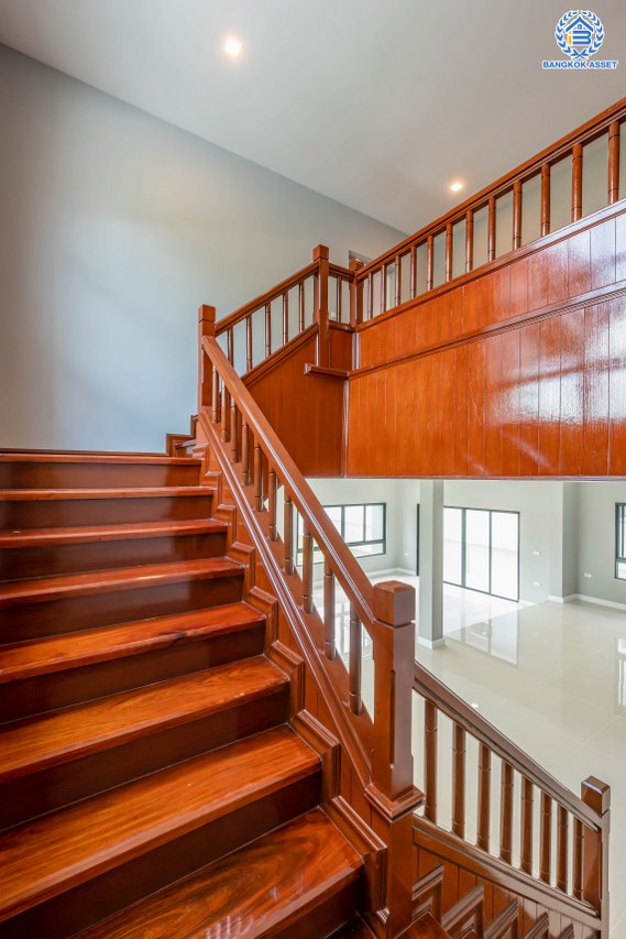 บ้านมือสองตกแต่งใหม่ โครงการ พฤกษ์ภิรมย์รีเจนท์ ปิ่นเกล้า บนสังคมคุณภาพจากแบรนด์ Q.House หลังใหญ่กว่า 228.9 ตร.ว. ดีไซน์ทันสมัย ฟังก์ชัน 5 ห้องนอน (ห้องนอนชั้นล่าง 1 ห้อง) 6 ห้องน้ำ 2 ห้องอเนกประสงค์ 1 ห้องแม่บ้าน จอดรถได้ 3 คัน บนที่สุดแห่งทำเลศักยภาพ หน้าโครงการติดถนนกาญจนาภิเษก เชื่อมต่อทุกการเดินทาง ใกล้จุดขึ้นทางด่วน "ศรีรัช" และรถไฟฟ้าสายสีม่วง "สถานีตลาดบางใหญ่"...