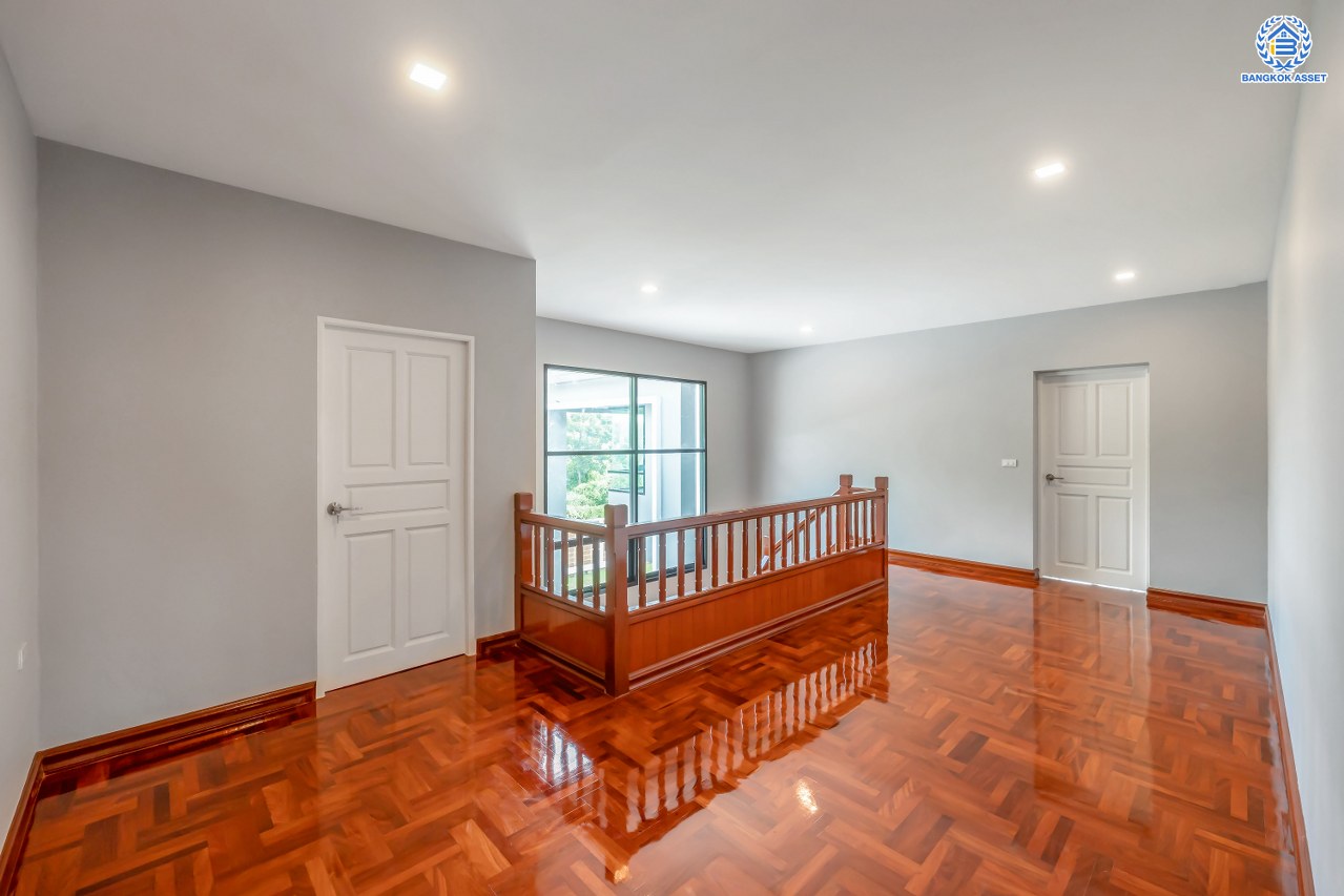 บ้านมือสองตกแต่งใหม่ โครงการ พฤกษ์ภิรมย์รีเจนท์ ปิ่นเกล้า บนสังคมคุณภาพจากแบรนด์ Q.House หลังใหญ่กว่า 228.9 ตร.ว. ดีไซน์ทันสมัย ฟังก์ชัน 5 ห้องนอน (ห้องนอนชั้นล่าง 1 ห้อง) 6 ห้องน้ำ 2 ห้องอเนกประสงค์ 1 ห้องแม่บ้าน จอดรถได้ 3 คัน บนที่สุดแห่งทำเลศักยภาพ หน้าโครงการติดถนนกาญจนาภิเษก เชื่อมต่อทุกการเดินทาง ใกล้จุดขึ้นทางด่วน "ศรีรัช" และรถไฟฟ้าสายสีม่วง "สถานีตลาดบางใหญ่"...