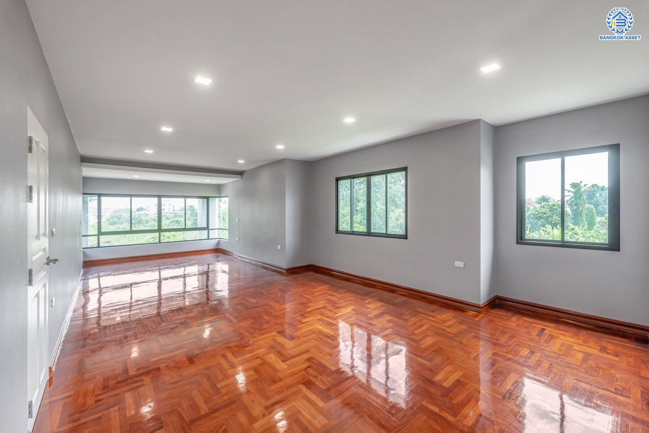 บ้านมือสองตกแต่งใหม่ โครงการ พฤกษ์ภิรมย์รีเจนท์ ปิ่นเกล้า บนสังคมคุณภาพจากแบรนด์ Q.House หลังใหญ่กว่า 228.9 ตร.ว. ดีไซน์ทันสมัย ฟังก์ชัน 5 ห้องนอน (ห้องนอนชั้นล่าง 1 ห้อง) 6 ห้องน้ำ 2 ห้องอเนกประสงค์ 1 ห้องแม่บ้าน จอดรถได้ 3 คัน บนที่สุดแห่งทำเลศักยภาพ หน้าโครงการติดถนนกาญจนาภิเษก เชื่อมต่อทุกการเดินทาง ใกล้จุดขึ้นทางด่วน "ศรีรัช" และรถไฟฟ้าสายสีม่วง "สถานีตลาดบางใหญ่"...