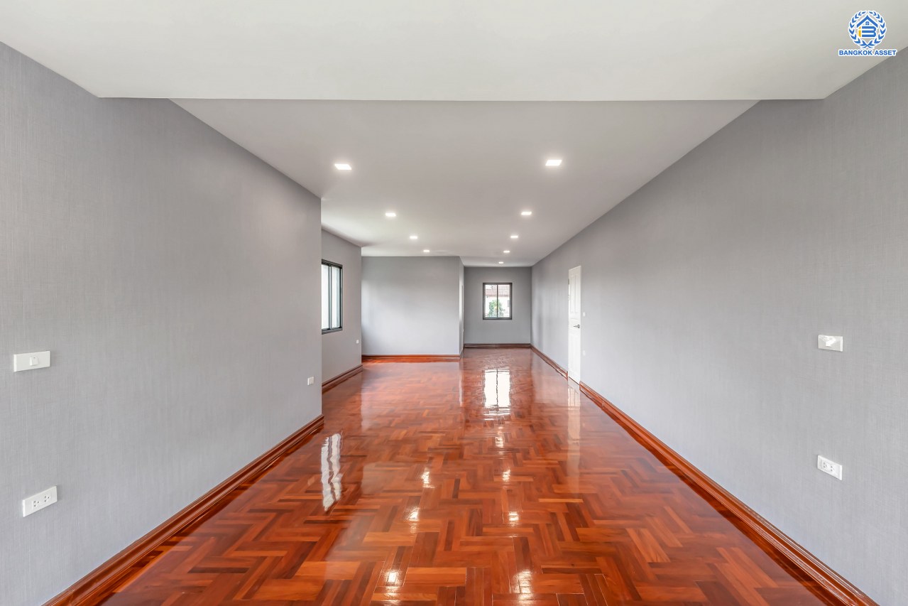 บ้านมือสองตกแต่งใหม่ โครงการ พฤกษ์ภิรมย์รีเจนท์ ปิ่นเกล้า บนสังคมคุณภาพจากแบรนด์ Q.House หลังใหญ่กว่า 228.9 ตร.ว. ดีไซน์ทันสมัย ฟังก์ชัน 5 ห้องนอน (ห้องนอนชั้นล่าง 1 ห้อง) 6 ห้องน้ำ 2 ห้องอเนกประสงค์ 1 ห้องแม่บ้าน จอดรถได้ 3 คัน บนที่สุดแห่งทำเลศักยภาพ หน้าโครงการติดถนนกาญจนาภิเษก เชื่อมต่อทุกการเดินทาง ใกล้จุดขึ้นทางด่วน "ศรีรัช" และรถไฟฟ้าสายสีม่วง "สถานีตลาดบางใหญ่"...