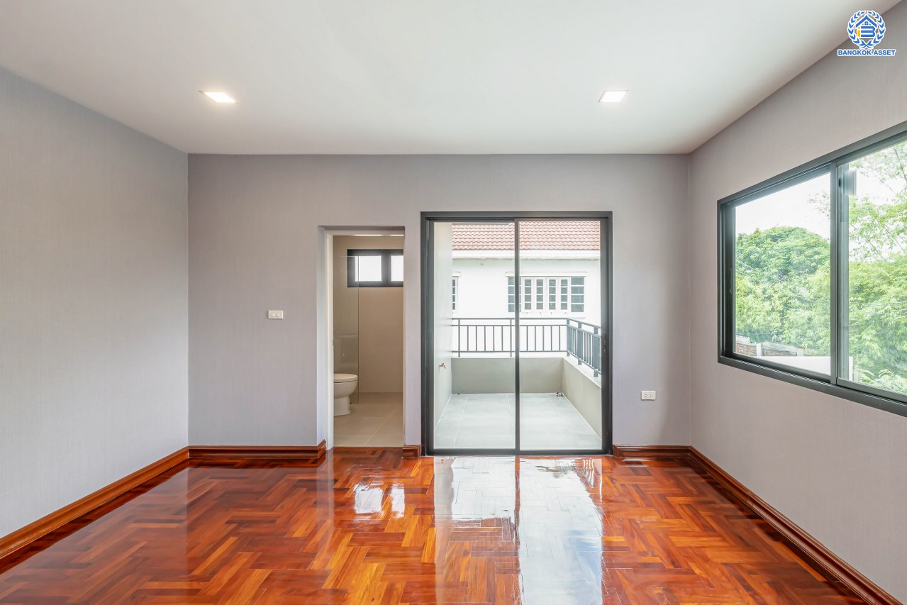 บ้านมือสองตกแต่งใหม่ โครงการ พฤกษ์ภิรมย์รีเจนท์ ปิ่นเกล้า บนสังคมคุณภาพจากแบรนด์ Q.House หลังใหญ่กว่า 228.9 ตร.ว. ดีไซน์ทันสมัย ฟังก์ชัน 5 ห้องนอน (ห้องนอนชั้นล่าง 1 ห้อง) 6 ห้องน้ำ 2 ห้องอเนกประสงค์ 1 ห้องแม่บ้าน จอดรถได้ 3 คัน บนที่สุดแห่งทำเลศักยภาพ หน้าโครงการติดถนนกาญจนาภิเษก เชื่อมต่อทุกการเดินทาง ใกล้จุดขึ้นทางด่วน "ศรีรัช" และรถไฟฟ้าสายสีม่วง "สถานีตลาดบางใหญ่"...