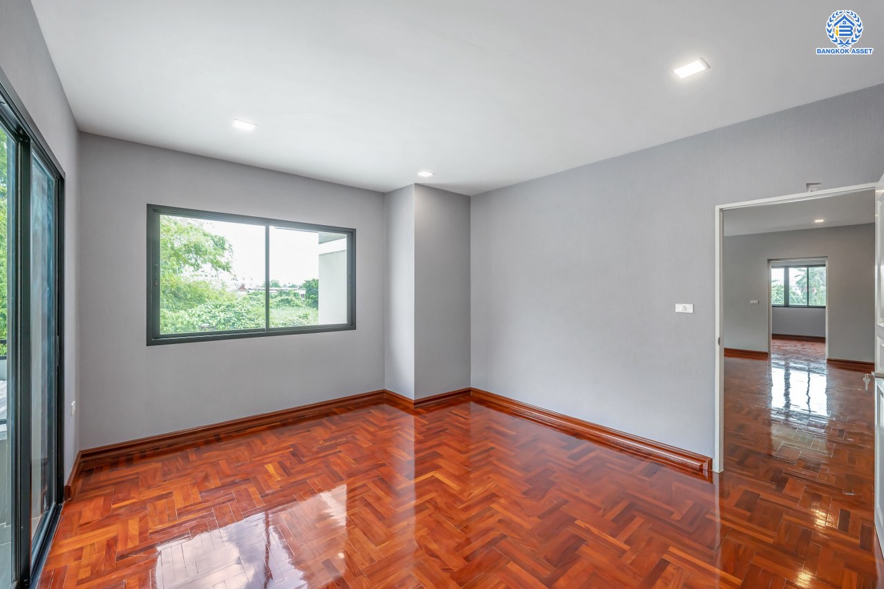 บ้านมือสองตกแต่งใหม่ โครงการ พฤกษ์ภิรมย์รีเจนท์ ปิ่นเกล้า บนสังคมคุณภาพจากแบรนด์ Q.House หลังใหญ่กว่า 228.9 ตร.ว. ดีไซน์ทันสมัย ฟังก์ชัน 5 ห้องนอน (ห้องนอนชั้นล่าง 1 ห้อง) 6 ห้องน้ำ 2 ห้องอเนกประสงค์ 1 ห้องแม่บ้าน จอดรถได้ 3 คัน บนที่สุดแห่งทำเลศักยภาพ หน้าโครงการติดถนนกาญจนาภิเษก เชื่อมต่อทุกการเดินทาง ใกล้จุดขึ้นทางด่วน "ศรีรัช" และรถไฟฟ้าสายสีม่วง "สถานีตลาดบางใหญ่"...