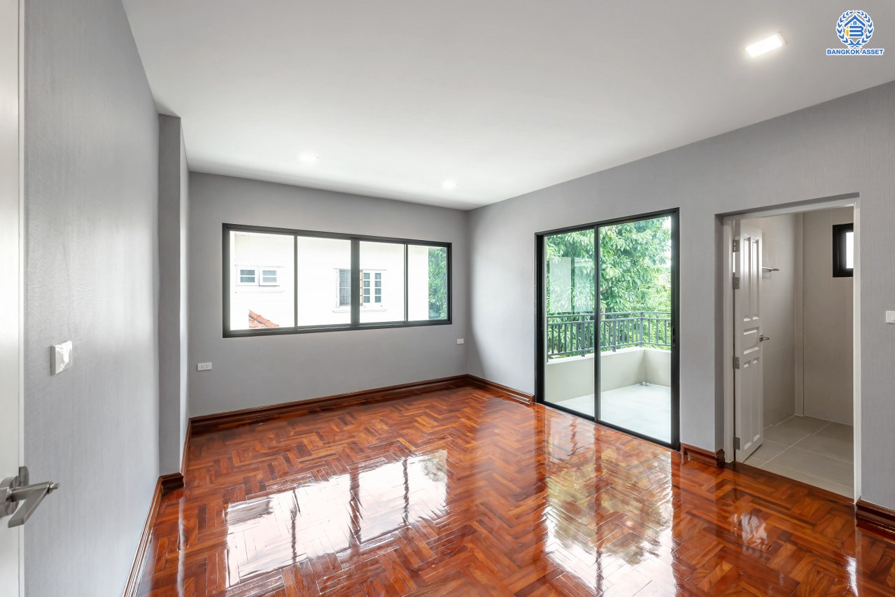 บ้านมือสองตกแต่งใหม่ โครงการ พฤกษ์ภิรมย์รีเจนท์ ปิ่นเกล้า บนสังคมคุณภาพจากแบรนด์ Q.House หลังใหญ่กว่า 228.9 ตร.ว. ดีไซน์ทันสมัย ฟังก์ชัน 5 ห้องนอน (ห้องนอนชั้นล่าง 1 ห้อง) 6 ห้องน้ำ 2 ห้องอเนกประสงค์ 1 ห้องแม่บ้าน จอดรถได้ 3 คัน บนที่สุดแห่งทำเลศักยภาพ หน้าโครงการติดถนนกาญจนาภิเษก เชื่อมต่อทุกการเดินทาง ใกล้จุดขึ้นทางด่วน "ศรีรัช" และรถไฟฟ้าสายสีม่วง "สถานีตลาดบางใหญ่"...