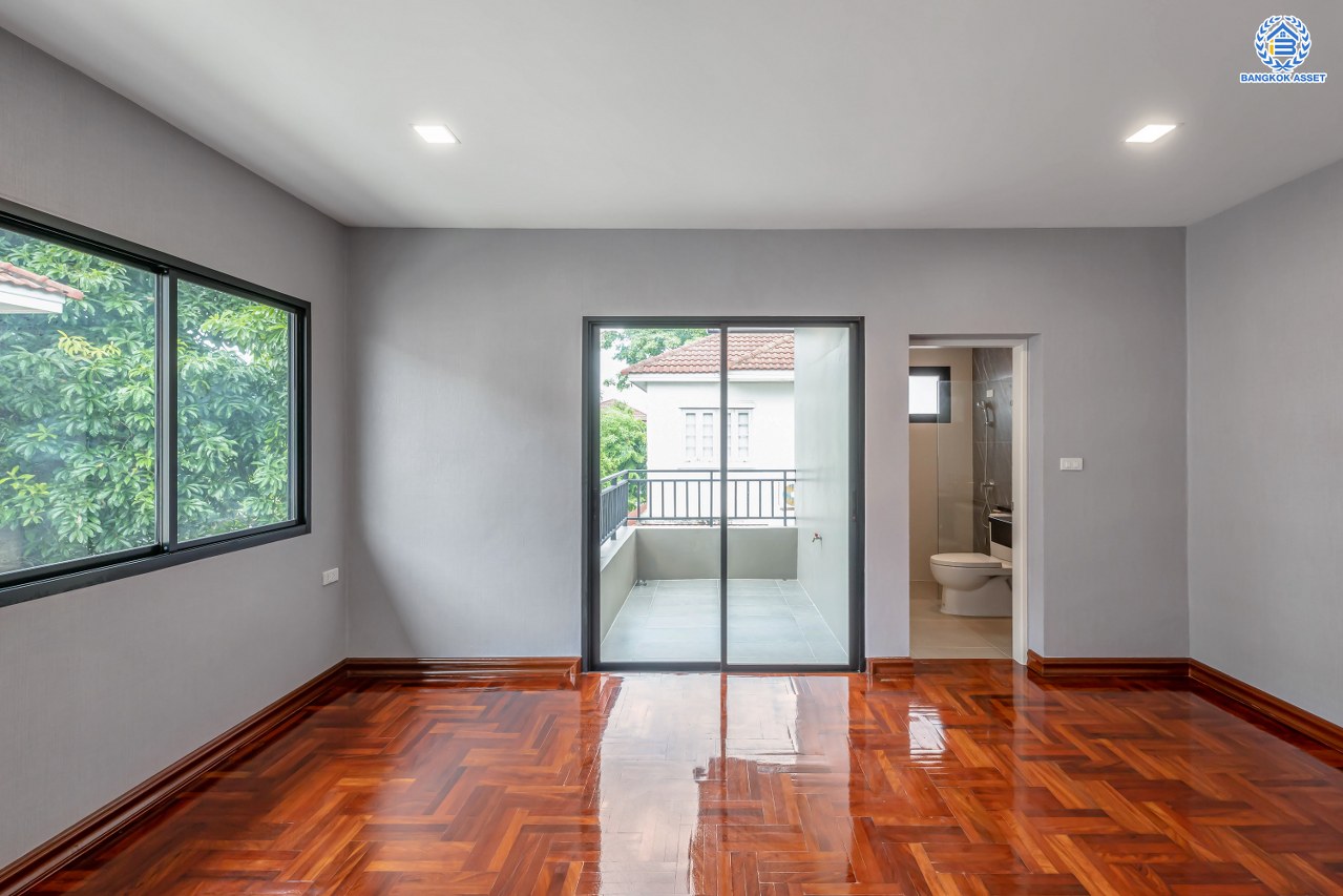 บ้านมือสองตกแต่งใหม่ โครงการ พฤกษ์ภิรมย์รีเจนท์ ปิ่นเกล้า บนสังคมคุณภาพจากแบรนด์ Q.House หลังใหญ่กว่า 228.9 ตร.ว. ดีไซน์ทันสมัย ฟังก์ชัน 5 ห้องนอน (ห้องนอนชั้นล่าง 1 ห้อง) 6 ห้องน้ำ 2 ห้องอเนกประสงค์ 1 ห้องแม่บ้าน จอดรถได้ 3 คัน บนที่สุดแห่งทำเลศักยภาพ หน้าโครงการติดถนนกาญจนาภิเษก เชื่อมต่อทุกการเดินทาง ใกล้จุดขึ้นทางด่วน "ศรีรัช" และรถไฟฟ้าสายสีม่วง "สถานีตลาดบางใหญ่"...