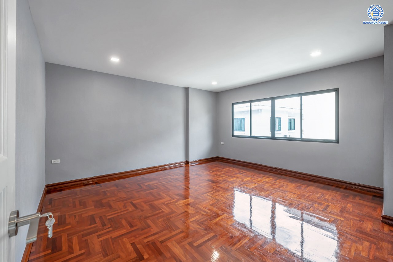 บ้านมือสองตกแต่งใหม่ โครงการ พฤกษ์ภิรมย์รีเจนท์ ปิ่นเกล้า บนสังคมคุณภาพจากแบรนด์ Q.House หลังใหญ่กว่า 228.9 ตร.ว. ดีไซน์ทันสมัย ฟังก์ชัน 5 ห้องนอน (ห้องนอนชั้นล่าง 1 ห้อง) 6 ห้องน้ำ 2 ห้องอเนกประสงค์ 1 ห้องแม่บ้าน จอดรถได้ 3 คัน บนที่สุดแห่งทำเลศักยภาพ หน้าโครงการติดถนนกาญจนาภิเษก เชื่อมต่อทุกการเดินทาง ใกล้จุดขึ้นทางด่วน "ศรีรัช" และรถไฟฟ้าสายสีม่วง "สถานีตลาดบางใหญ่"...