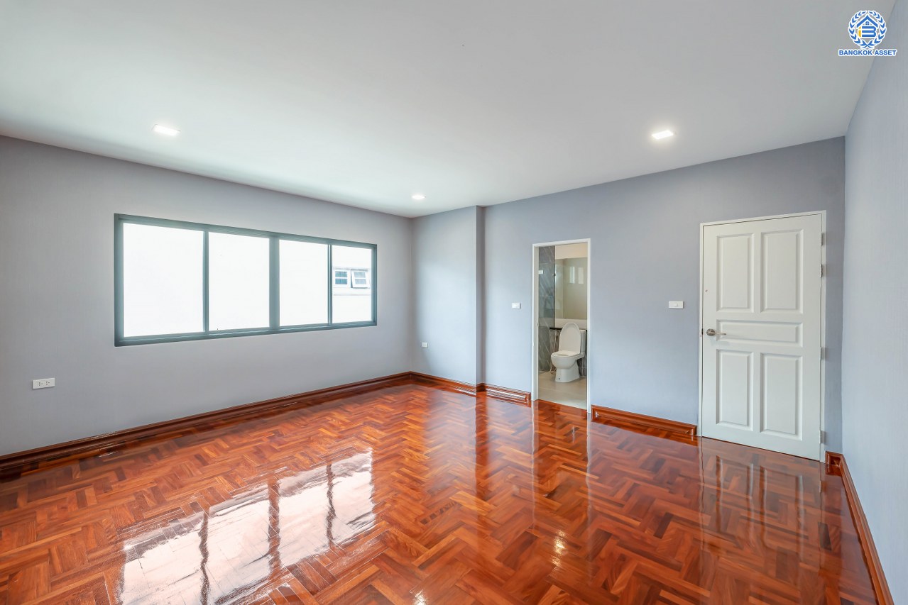 บ้านมือสองตกแต่งใหม่ โครงการ พฤกษ์ภิรมย์รีเจนท์ ปิ่นเกล้า บนสังคมคุณภาพจากแบรนด์ Q.House หลังใหญ่กว่า 228.9 ตร.ว. ดีไซน์ทันสมัย ฟังก์ชัน 5 ห้องนอน (ห้องนอนชั้นล่าง 1 ห้อง) 6 ห้องน้ำ 2 ห้องอเนกประสงค์ 1 ห้องแม่บ้าน จอดรถได้ 3 คัน บนที่สุดแห่งทำเลศักยภาพ หน้าโครงการติดถนนกาญจนาภิเษก เชื่อมต่อทุกการเดินทาง ใกล้จุดขึ้นทางด่วน "ศรีรัช" และรถไฟฟ้าสายสีม่วง "สถานีตลาดบางใหญ่"...