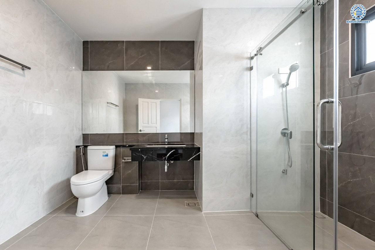 บ้านมือสองตกแต่งใหม่ โครงการ พฤกษ์ภิรมย์รีเจนท์ ปิ่นเกล้า บนสังคมคุณภาพจากแบรนด์ Q.House หลังใหญ่กว่า 228.9 ตร.ว. ดีไซน์ทันสมัย ฟังก์ชัน 5 ห้องนอน (ห้องนอนชั้นล่าง 1 ห้อง) 6 ห้องน้ำ 2 ห้องอเนกประสงค์ 1 ห้องแม่บ้าน จอดรถได้ 3 คัน บนที่สุดแห่งทำเลศักยภาพ หน้าโครงการติดถนนกาญจนาภิเษก เชื่อมต่อทุกการเดินทาง ใกล้จุดขึ้นทางด่วน "ศรีรัช" และรถไฟฟ้าสายสีม่วง "สถานีตลาดบางใหญ่"...