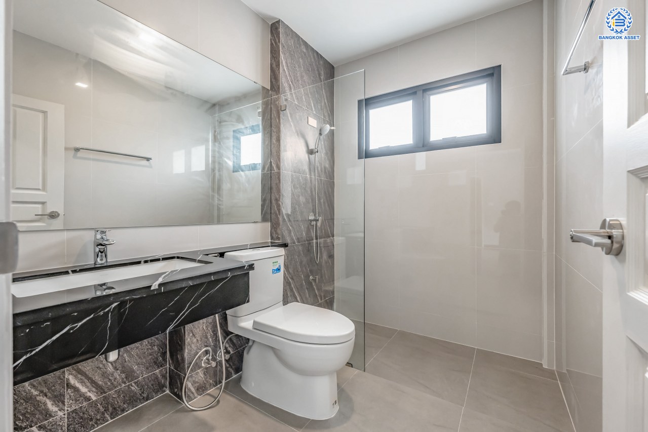 บ้านมือสองตกแต่งใหม่ โครงการ พฤกษ์ภิรมย์รีเจนท์ ปิ่นเกล้า บนสังคมคุณภาพจากแบรนด์ Q.House หลังใหญ่กว่า 228.9 ตร.ว. ดีไซน์ทันสมัย ฟังก์ชัน 5 ห้องนอน (ห้องนอนชั้นล่าง 1 ห้อง) 6 ห้องน้ำ 2 ห้องอเนกประสงค์ 1 ห้องแม่บ้าน จอดรถได้ 3 คัน บนที่สุดแห่งทำเลศักยภาพ หน้าโครงการติดถนนกาญจนาภิเษก เชื่อมต่อทุกการเดินทาง ใกล้จุดขึ้นทางด่วน "ศรีรัช" และรถไฟฟ้าสายสีม่วง "สถานีตลาดบางใหญ่"...