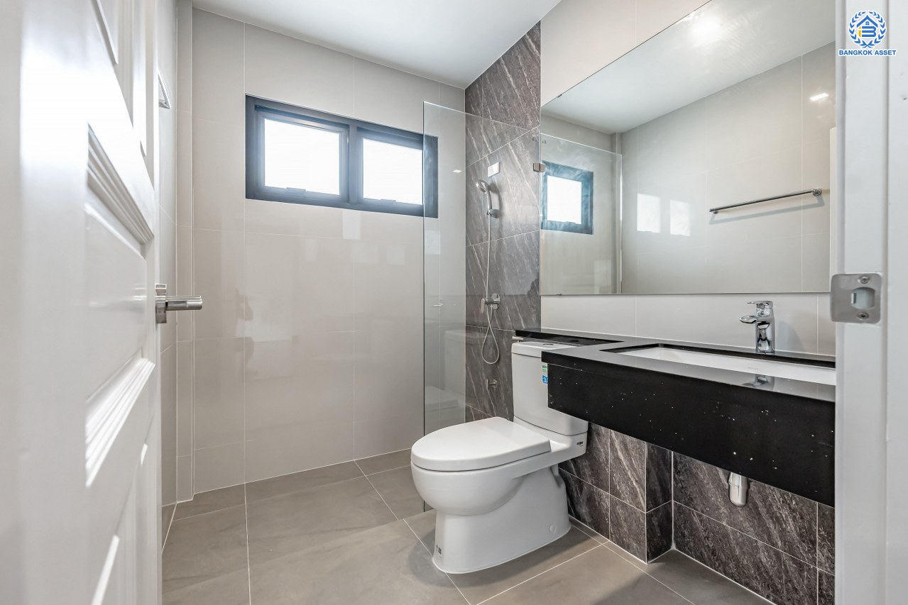 บ้านมือสองตกแต่งใหม่ โครงการ พฤกษ์ภิรมย์รีเจนท์ ปิ่นเกล้า บนสังคมคุณภาพจากแบรนด์ Q.House หลังใหญ่กว่า 228.9 ตร.ว. ดีไซน์ทันสมัย ฟังก์ชัน 5 ห้องนอน (ห้องนอนชั้นล่าง 1 ห้อง) 6 ห้องน้ำ 2 ห้องอเนกประสงค์ 1 ห้องแม่บ้าน จอดรถได้ 3 คัน บนที่สุดแห่งทำเลศักยภาพ หน้าโครงการติดถนนกาญจนาภิเษก เชื่อมต่อทุกการเดินทาง ใกล้จุดขึ้นทางด่วน "ศรีรัช" และรถไฟฟ้าสายสีม่วง "สถานีตลาดบางใหญ่"...