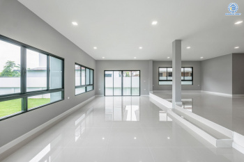 บ้านมือสองตกแต่งใหม่ โครงการ พฤกษ์ภิรมย์รีเจนท์ ปิ่นเกล้า บนสังคมคุณภาพจากแบรนด์ Q.House หลังใหญ่กว่า 228.9 ตร.ว. ดีไซน์ทันสมัย ฟังก์ชัน 5 ห้องนอน (ห้องนอนชั้นล่าง 1 ห้อง) 6 ห้องน้ำ 2 ห้องอเนกประสงค์ 1 ห้องแม่บ้าน จอดรถได้ 3 คัน บนที่สุดแห่งทำเลศักยภาพ หน้าโครงการติดถนนกาญจนาภิเษก เชื่อมต่อทุกการเดินทาง ใกล้จุดขึ้นทางด่วน "ศรีรัช" และรถไฟฟ้าสายสีม่วง "สถานีตลาดบางใหญ่"...