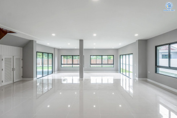 บ้านมือสองตกแต่งใหม่ โครงการ พฤกษ์ภิรมย์รีเจนท์ ปิ่นเกล้า บนสังคมคุณภาพจากแบรนด์ Q.House หลังใหญ่กว่า 228.9 ตร.ว. ดีไซน์ทันสมัย ฟังก์ชัน 5 ห้องนอน (ห้องนอนชั้นล่าง 1 ห้อง) 6 ห้องน้ำ 2 ห้องอเนกประสงค์ 1 ห้องแม่บ้าน จอดรถได้ 3 คัน บนที่สุดแห่งทำเลศักยภาพ หน้าโครงการติดถนนกาญจนาภิเษก เชื่อมต่อทุกการเดินทาง ใกล้จุดขึ้นทางด่วน "ศรีรัช" และรถไฟฟ้าสายสีม่วง "สถานีตลาดบางใหญ่"...