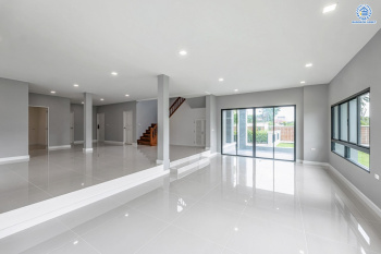 บ้านมือสองตกแต่งใหม่ โครงการ พฤกษ์ภิรมย์รีเจนท์ ปิ่นเกล้า บนสังคมคุณภาพจากแบรนด์ Q.House หลังใหญ่กว่า 228.9 ตร.ว. ดีไซน์ทันสมัย ฟังก์ชัน 5 ห้องนอน (ห้องนอนชั้นล่าง 1 ห้อง) 6 ห้องน้ำ 2 ห้องอเนกประสงค์ 1 ห้องแม่บ้าน จอดรถได้ 3 คัน บนที่สุดแห่งทำเลศักยภาพ หน้าโครงการติดถนนกาญจนาภิเษก เชื่อมต่อทุกการเดินทาง ใกล้จุดขึ้นทางด่วน "ศรีรัช" และรถไฟฟ้าสายสีม่วง "สถานีตลาดบางใหญ่"...