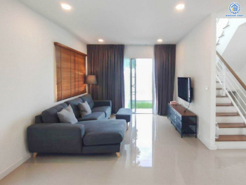 *****บ้านแฝดมือสอง โครงการ เอ็ม เวนิว เวสต์เกต เนื้อที่ 39.70 ตร.ว. ฟังก์ชัน 3 ห้องนอน 3 ห้องน้ำ 2 ที่จอดรถ บ้านสวย พร้อมเข้าอยู่ ทำเลดีเดินทางสะดวก เชื่อมต่อถนนคลองถนน ถนนกาญจนาภิเษก ถนนบ้านกล้วย-ไทรน้อย ใกล้รถไฟฟ้าสายสีม่วง "สถานีคลองบางไผ่" และห้างสรรพสินค้าเซ็นทรัล เวสต์เกต