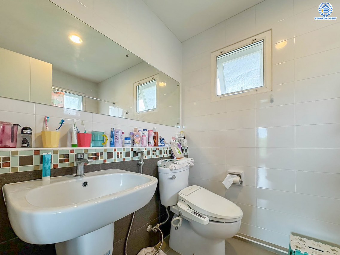 *****บ้านเดี่ยวมือสอง โครงการคุณภาพ ชัยพฤกษ์ ปิ่นเกล้า-กาญจนาฯ เนื้อที่ 50.40 ตร.ว. ฟังก์ชัน 3 ห้องนอน 3 ห้องน้ำ 2 ที่จอดรถ พร้อมอยู่ สภาพแวดล้อมดี เดินทางสะดวก เชื่อมต่อถนนนครอินทร์ ถนนกาญจนาภิเษก ใกล้รถไฟฟ้าสายสีม่วง "สถานีตลาดบางใหญ่" และจุดขึ้นทางด่วน "ศรีรัช"