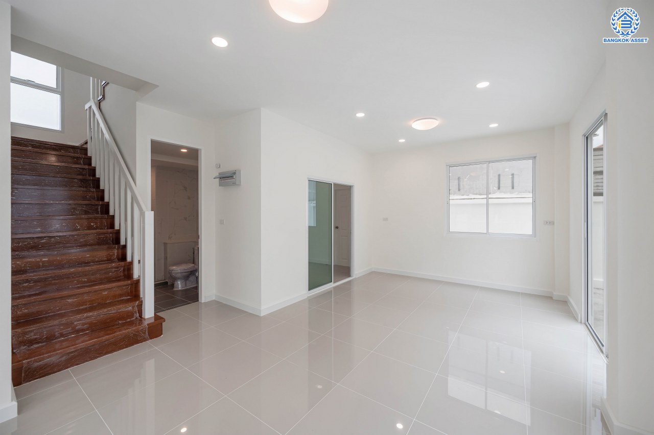 บ้านมือสองตกแต่งใหม่ โครงการ รติรมย์ ฟิฟท์ ราชพฤกษ์-ปิ่นเกล้า เนื้อที่ 45.5 ตร.ว. ฟังก์ชัน 3 ห้องนอน 3 ห้องน้ำ 2 ที่จอดรถ บรรยากาศเป็นส่วนตัว บนทำเลยอดนิยม เชื่อมต่อถนนสวนผัก, ถนนราชพฤกษ์, ถนนบางกรวย-ไทรน้อย ใกล้เซ็นทรัลเวสต์วิลล์ และจุดขึ้นทางด่วน "ศรีรัช"