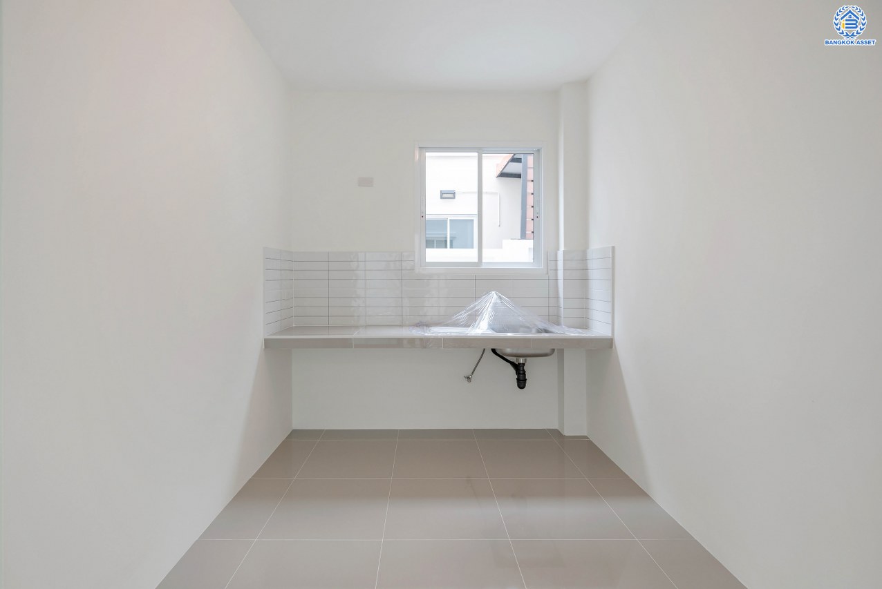 บ้านมือสองตกแต่งใหม่ โครงการ รติรมย์ ฟิฟท์ ราชพฤกษ์-ปิ่นเกล้า เนื้อที่ 45.5 ตร.ว. ฟังก์ชัน 3 ห้องนอน 3 ห้องน้ำ 2 ที่จอดรถ บรรยากาศเป็นส่วนตัว บนทำเลยอดนิยม เชื่อมต่อถนนสวนผัก, ถนนราชพฤกษ์, ถนนบางกรวย-ไทรน้อย ใกล้เซ็นทรัลเวสต์วิลล์ และจุดขึ้นทางด่วน "ศรีรัช"