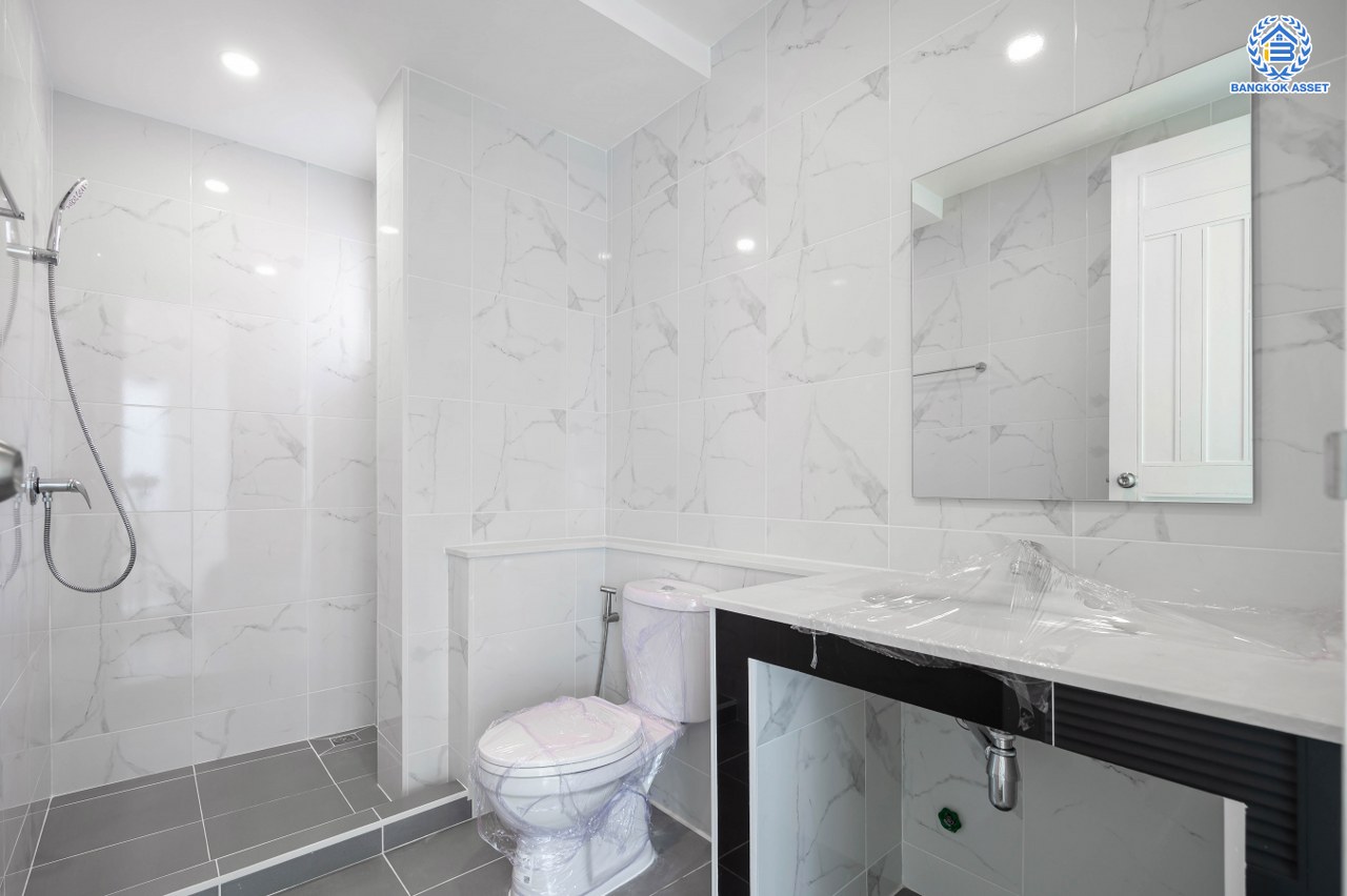 บ้านมือสองตกแต่งใหม่ โครงการ รติรมย์ ฟิฟท์ ราชพฤกษ์-ปิ่นเกล้า เนื้อที่ 45.5 ตร.ว. ฟังก์ชัน 3 ห้องนอน 3 ห้องน้ำ 2 ที่จอดรถ บรรยากาศเป็นส่วนตัว บนทำเลยอดนิยม เชื่อมต่อถนนสวนผัก, ถนนราชพฤกษ์, ถนนบางกรวย-ไทรน้อย ใกล้เซ็นทรัลเวสต์วิลล์ และจุดขึ้นทางด่วน "ศรีรัช"