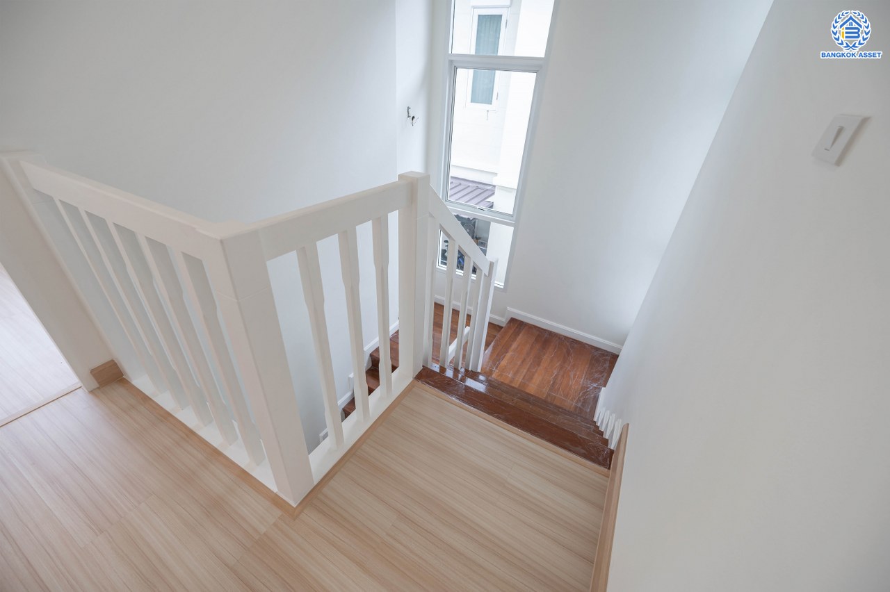 บ้านมือสองตกแต่งใหม่ โครงการ รติรมย์ ฟิฟท์ ราชพฤกษ์-ปิ่นเกล้า เนื้อที่ 45.5 ตร.ว. ฟังก์ชัน 3 ห้องนอน 3 ห้องน้ำ 2 ที่จอดรถ บรรยากาศเป็นส่วนตัว บนทำเลยอดนิยม เชื่อมต่อถนนสวนผัก, ถนนราชพฤกษ์, ถนนบางกรวย-ไทรน้อย ใกล้เซ็นทรัลเวสต์วิลล์ และจุดขึ้นทางด่วน "ศรีรัช"