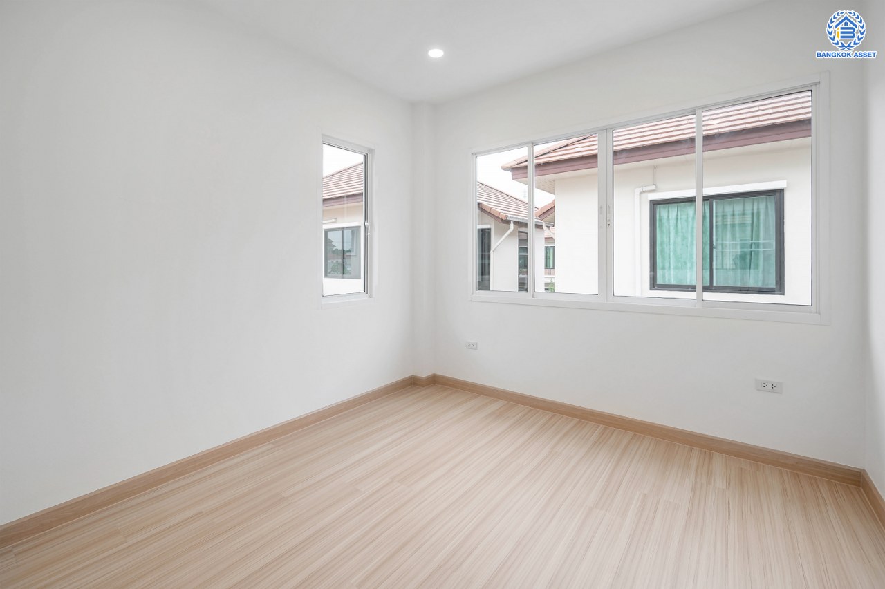 บ้านมือสองตกแต่งใหม่ โครงการ รติรมย์ ฟิฟท์ ราชพฤกษ์-ปิ่นเกล้า เนื้อที่ 45.5 ตร.ว. ฟังก์ชัน 3 ห้องนอน 3 ห้องน้ำ 2 ที่จอดรถ บรรยากาศเป็นส่วนตัว บนทำเลยอดนิยม เชื่อมต่อถนนสวนผัก, ถนนราชพฤกษ์, ถนนบางกรวย-ไทรน้อย ใกล้เซ็นทรัลเวสต์วิลล์ และจุดขึ้นทางด่วน "ศรีรัช"