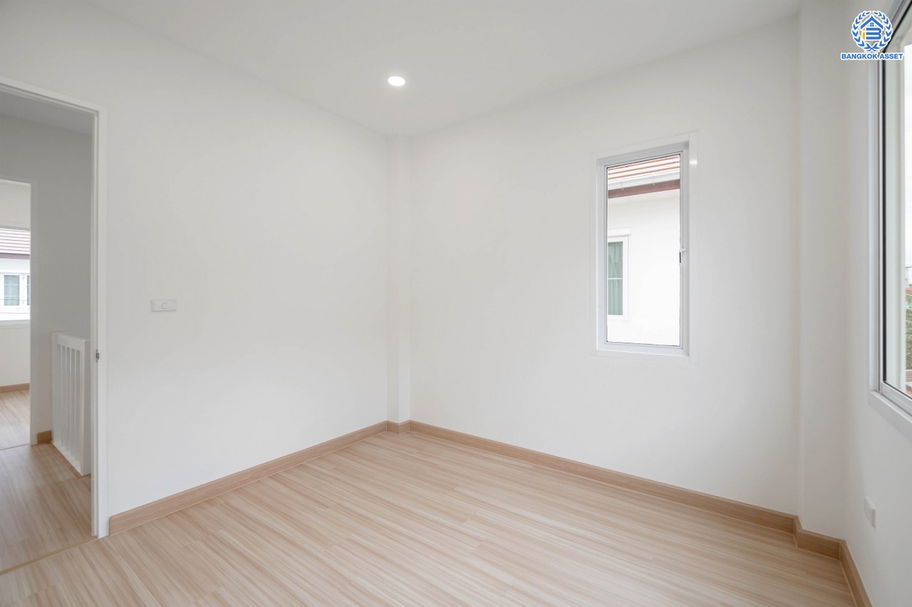 บ้านมือสองตกแต่งใหม่ โครงการ รติรมย์ ฟิฟท์ ราชพฤกษ์-ปิ่นเกล้า เนื้อที่ 45.5 ตร.ว. ฟังก์ชัน 3 ห้องนอน 3 ห้องน้ำ 2 ที่จอดรถ บรรยากาศเป็นส่วนตัว บนทำเลยอดนิยม เชื่อมต่อถนนสวนผัก, ถนนราชพฤกษ์, ถนนบางกรวย-ไทรน้อย ใกล้เซ็นทรัลเวสต์วิลล์ และจุดขึ้นทางด่วน "ศรีรัช"