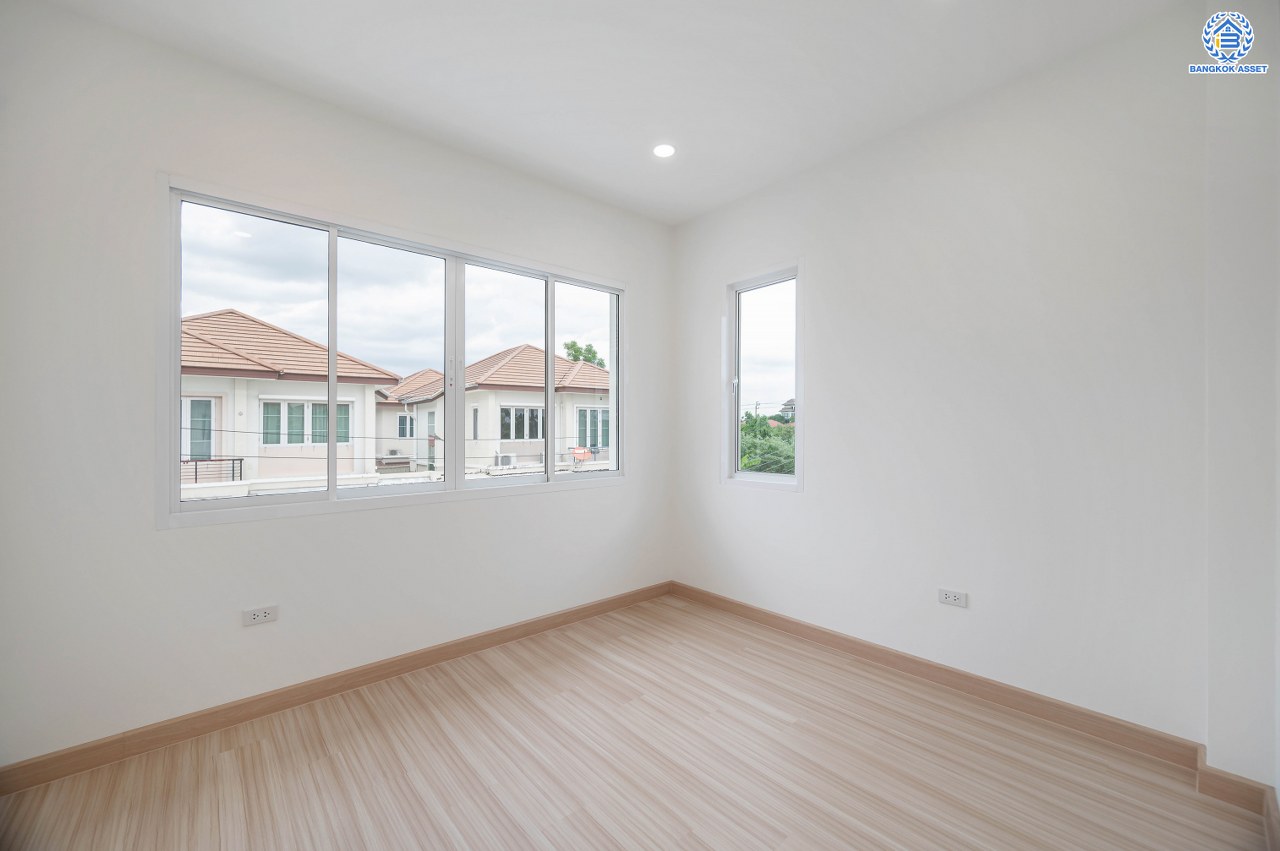 บ้านมือสองตกแต่งใหม่ โครงการ รติรมย์ ฟิฟท์ ราชพฤกษ์-ปิ่นเกล้า เนื้อที่ 45.5 ตร.ว. ฟังก์ชัน 3 ห้องนอน 3 ห้องน้ำ 2 ที่จอดรถ บรรยากาศเป็นส่วนตัว บนทำเลยอดนิยม เชื่อมต่อถนนสวนผัก, ถนนราชพฤกษ์, ถนนบางกรวย-ไทรน้อย ใกล้เซ็นทรัลเวสต์วิลล์ และจุดขึ้นทางด่วน "ศรีรัช"