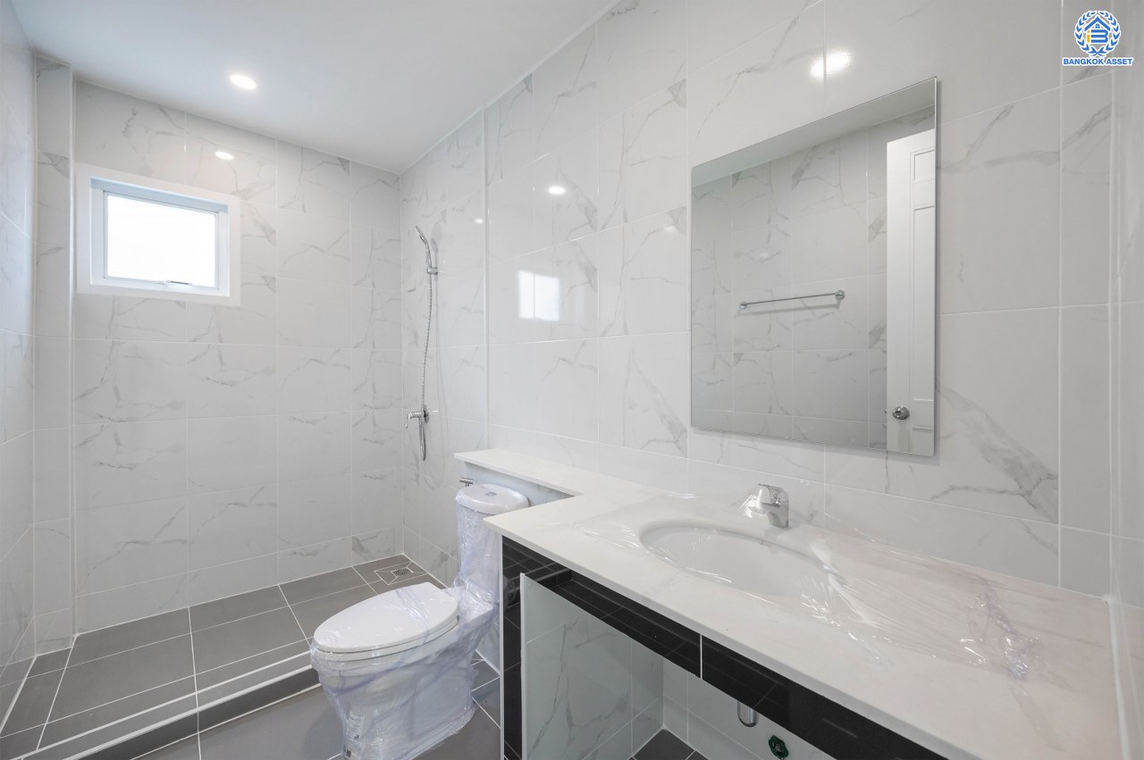 บ้านมือสองตกแต่งใหม่ โครงการ รติรมย์ ฟิฟท์ ราชพฤกษ์-ปิ่นเกล้า เนื้อที่ 45.5 ตร.ว. ฟังก์ชัน 3 ห้องนอน 3 ห้องน้ำ 2 ที่จอดรถ บรรยากาศเป็นส่วนตัว บนทำเลยอดนิยม เชื่อมต่อถนนสวนผัก, ถนนราชพฤกษ์, ถนนบางกรวย-ไทรน้อย ใกล้เซ็นทรัลเวสต์วิลล์ และจุดขึ้นทางด่วน "ศรีรัช"