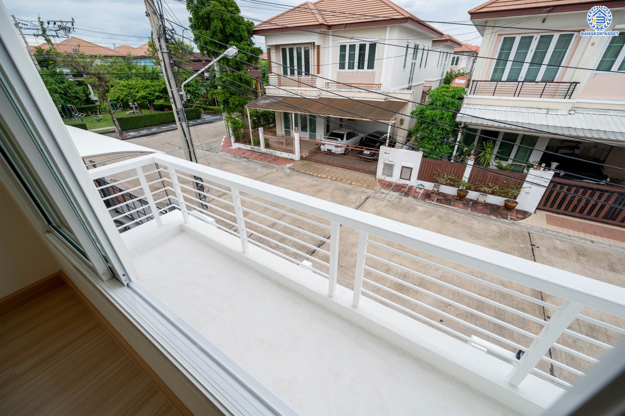 บ้านมือสองตกแต่งใหม่ โครงการ รติรมย์ ฟิฟท์ ราชพฤกษ์-ปิ่นเกล้า เนื้อที่ 45.5 ตร.ว. ฟังก์ชัน 3 ห้องนอน 3 ห้องน้ำ 2 ที่จอดรถ บรรยากาศเป็นส่วนตัว บนทำเลยอดนิยม เชื่อมต่อถนนสวนผัก, ถนนราชพฤกษ์, ถนนบางกรวย-ไทรน้อย ใกล้เซ็นทรัลเวสต์วิลล์ และจุดขึ้นทางด่วน "ศรีรัช"