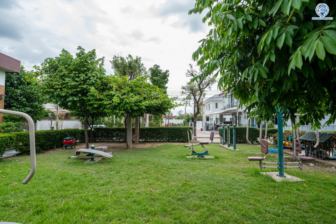 บ้านมือสองตกแต่งใหม่ โครงการ รติรมย์ ฟิฟท์ ราชพฤกษ์-ปิ่นเกล้า เนื้อที่ 45.5 ตร.ว. ฟังก์ชัน 3 ห้องนอน 3 ห้องน้ำ 2 ที่จอดรถ บรรยากาศเป็นส่วนตัว บนทำเลยอดนิยม เชื่อมต่อถนนสวนผัก, ถนนราชพฤกษ์, ถนนบางกรวย-ไทรน้อย ใกล้เซ็นทรัลเวสต์วิลล์ และจุดขึ้นทางด่วน "ศรีรัช"