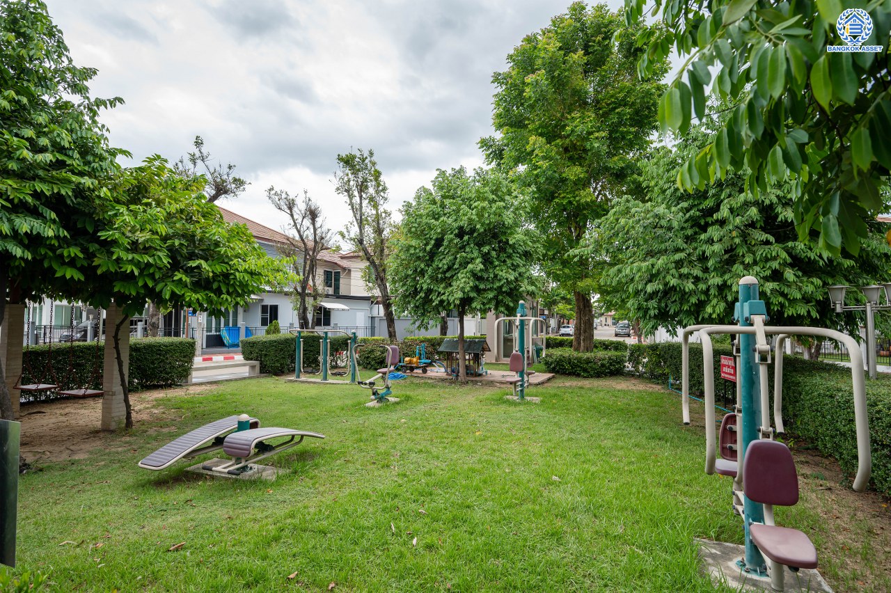 บ้านมือสองตกแต่งใหม่ โครงการ รติรมย์ ฟิฟท์ ราชพฤกษ์-ปิ่นเกล้า เนื้อที่ 45.5 ตร.ว. ฟังก์ชัน 3 ห้องนอน 3 ห้องน้ำ 2 ที่จอดรถ บรรยากาศเป็นส่วนตัว บนทำเลยอดนิยม เชื่อมต่อถนนสวนผัก, ถนนราชพฤกษ์, ถนนบางกรวย-ไทรน้อย ใกล้เซ็นทรัลเวสต์วิลล์ และจุดขึ้นทางด่วน "ศรีรัช"