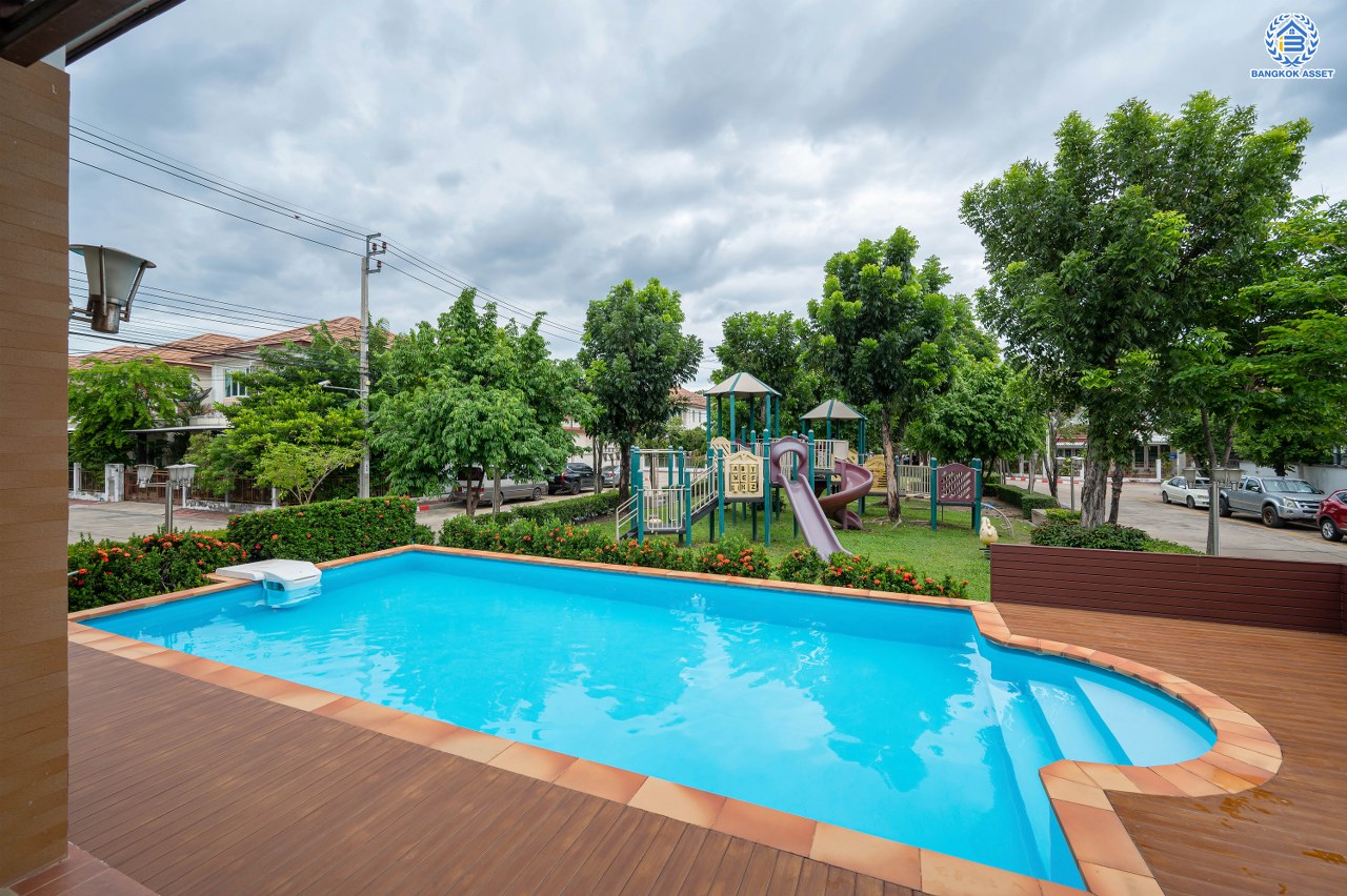 บ้านมือสองตกแต่งใหม่ โครงการ รติรมย์ ฟิฟท์ ราชพฤกษ์-ปิ่นเกล้า เนื้อที่ 45.5 ตร.ว. ฟังก์ชัน 3 ห้องนอน 3 ห้องน้ำ 2 ที่จอดรถ บรรยากาศเป็นส่วนตัว บนทำเลยอดนิยม เชื่อมต่อถนนสวนผัก, ถนนราชพฤกษ์, ถนนบางกรวย-ไทรน้อย ใกล้เซ็นทรัลเวสต์วิลล์ และจุดขึ้นทางด่วน "ศรีรัช"