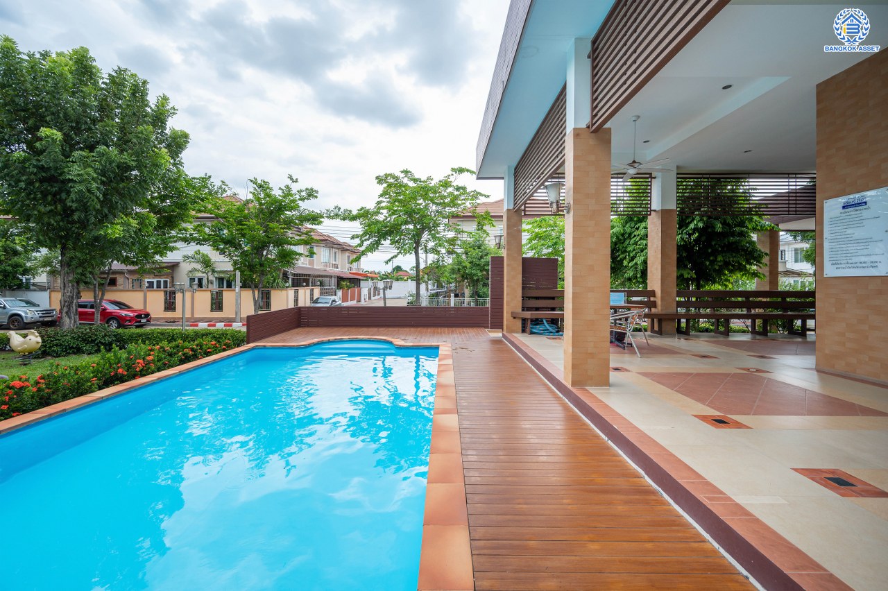 บ้านมือสองตกแต่งใหม่ โครงการ รติรมย์ ฟิฟท์ ราชพฤกษ์-ปิ่นเกล้า เนื้อที่ 45.5 ตร.ว. ฟังก์ชัน 3 ห้องนอน 3 ห้องน้ำ 2 ที่จอดรถ บรรยากาศเป็นส่วนตัว บนทำเลยอดนิยม เชื่อมต่อถนนสวนผัก, ถนนราชพฤกษ์, ถนนบางกรวย-ไทรน้อย ใกล้เซ็นทรัลเวสต์วิลล์ และจุดขึ้นทางด่วน "ศรีรัช"