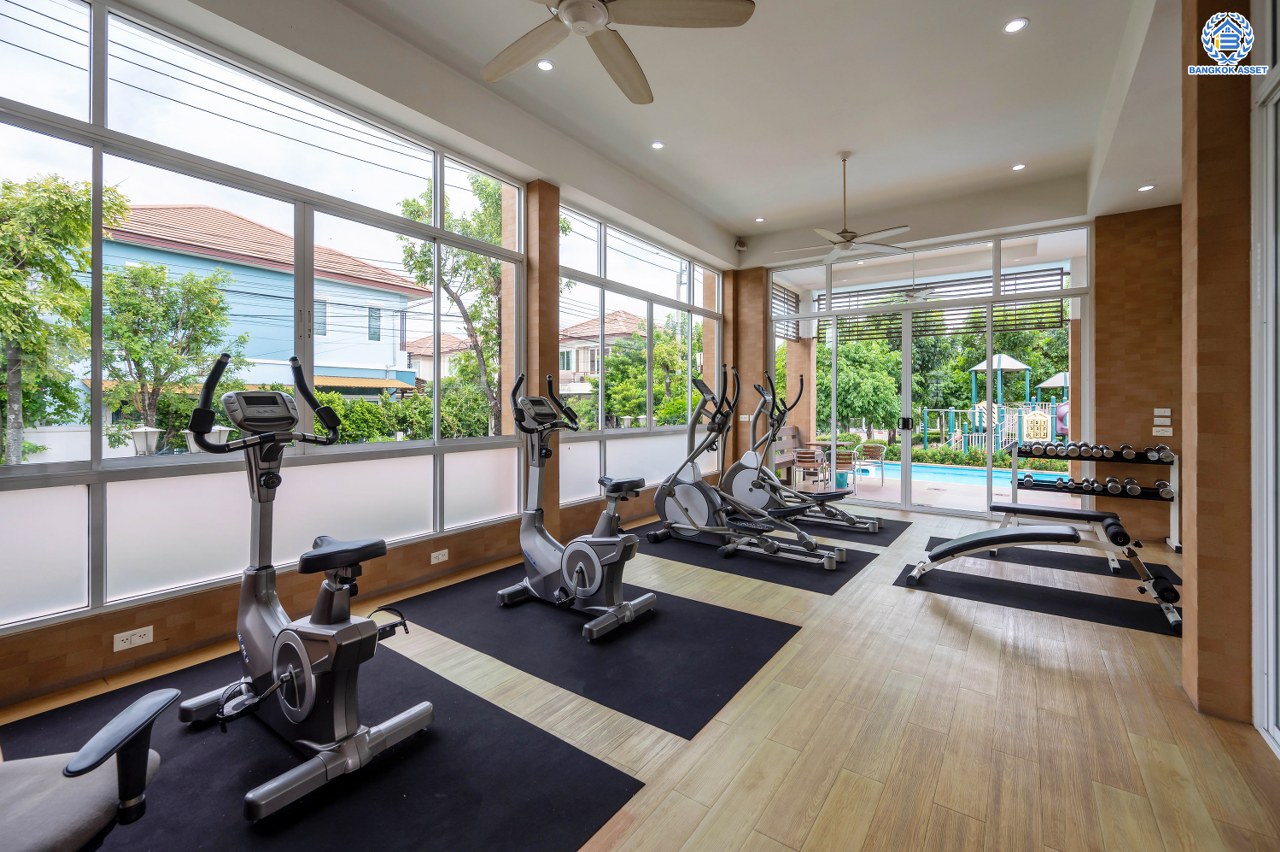 บ้านมือสองตกแต่งใหม่ โครงการ รติรมย์ ฟิฟท์ ราชพฤกษ์-ปิ่นเกล้า เนื้อที่ 45.5 ตร.ว. ฟังก์ชัน 3 ห้องนอน 3 ห้องน้ำ 2 ที่จอดรถ บรรยากาศเป็นส่วนตัว บนทำเลยอดนิยม เชื่อมต่อถนนสวนผัก, ถนนราชพฤกษ์, ถนนบางกรวย-ไทรน้อย ใกล้เซ็นทรัลเวสต์วิลล์ และจุดขึ้นทางด่วน "ศรีรัช"