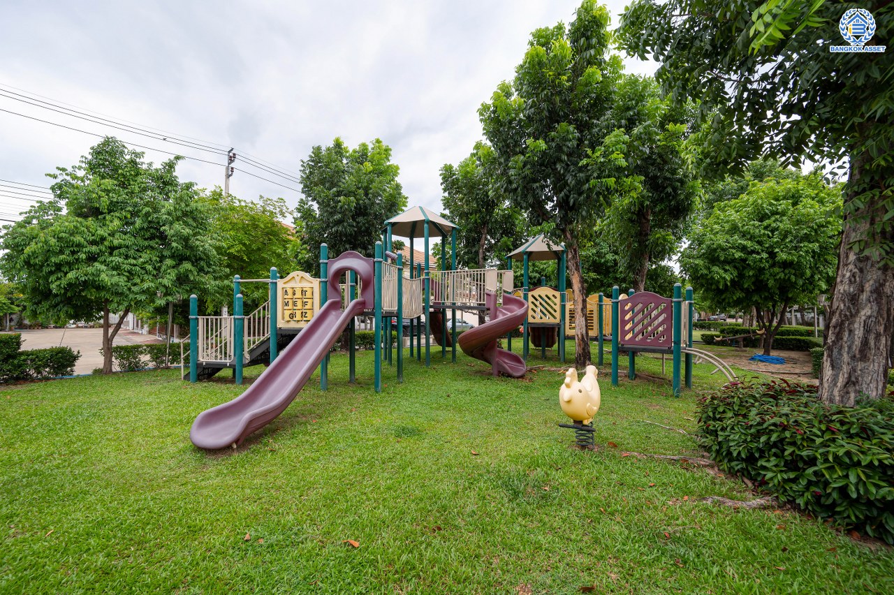 บ้านมือสองตกแต่งใหม่ โครงการ รติรมย์ ฟิฟท์ ราชพฤกษ์-ปิ่นเกล้า เนื้อที่ 45.5 ตร.ว. ฟังก์ชัน 3 ห้องนอน 3 ห้องน้ำ 2 ที่จอดรถ บรรยากาศเป็นส่วนตัว บนทำเลยอดนิยม เชื่อมต่อถนนสวนผัก, ถนนราชพฤกษ์, ถนนบางกรวย-ไทรน้อย ใกล้เซ็นทรัลเวสต์วิลล์ และจุดขึ้นทางด่วน "ศรีรัช"