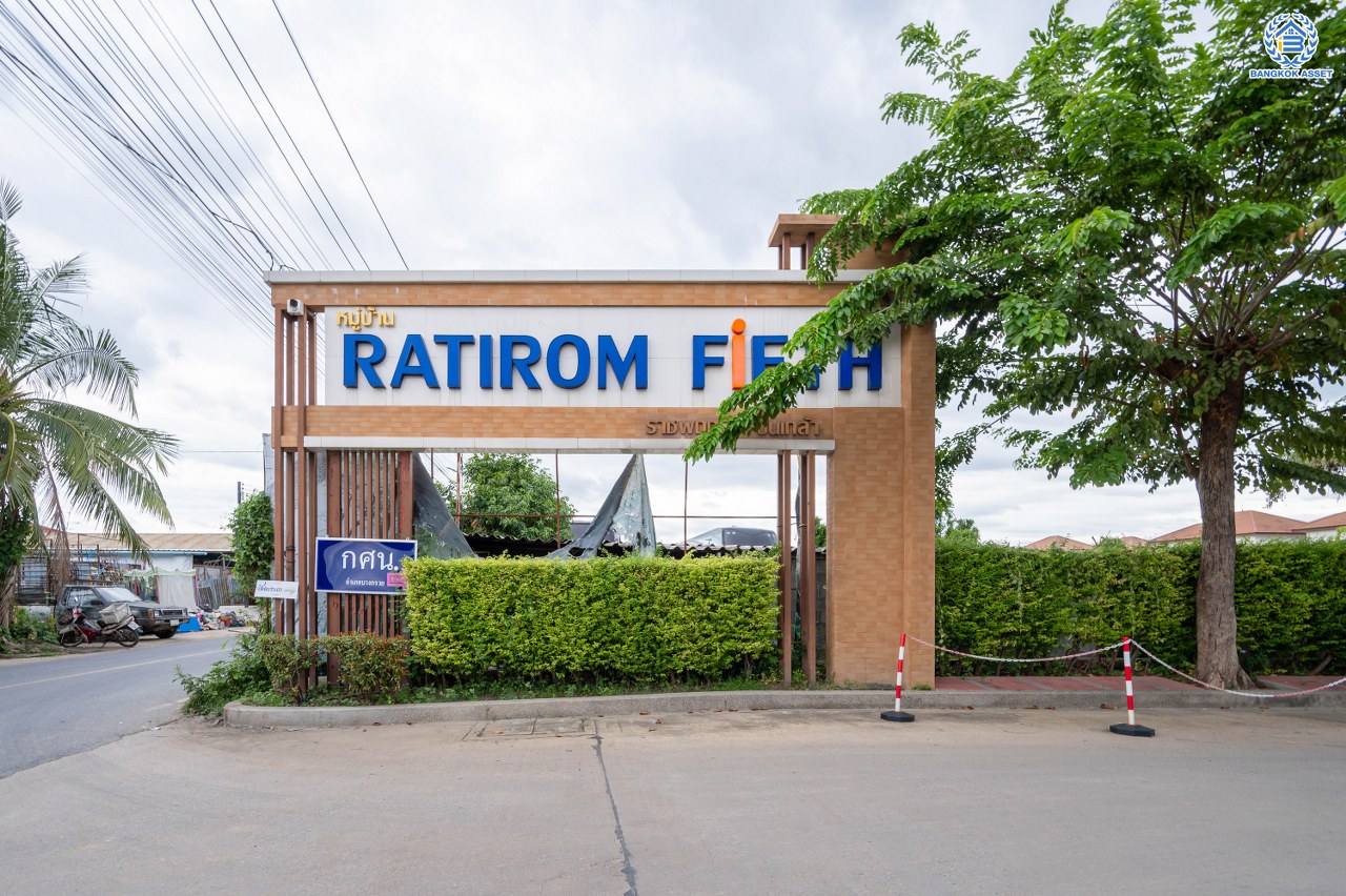 บ้านมือสองตกแต่งใหม่ โครงการ รติรมย์ ฟิฟท์ ราชพฤกษ์-ปิ่นเกล้า เนื้อที่ 45.5 ตร.ว. ฟังก์ชัน 3 ห้องนอน 3 ห้องน้ำ 2 ที่จอดรถ บรรยากาศเป็นส่วนตัว บนทำเลยอดนิยม เชื่อมต่อถนนสวนผัก, ถนนราชพฤกษ์, ถนนบางกรวย-ไทรน้อย ใกล้เซ็นทรัลเวสต์วิลล์ และจุดขึ้นทางด่วน "ศรีรัช"