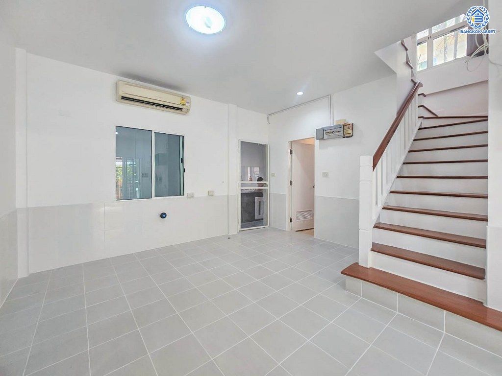 บ้านแฝดมือสอง โครงการ เพอร์เฟคพาร์ค วัดพระนอน เนื้อที่ 35.70 ตร.ว. ฟังก์ชัน 3 ห้องนอน 2 ห้องน้ำ 2 ที่จอดรถ ฟังก์ชันครบครัน ใกล้แหล่งอำนวยความสะดวก และคอมมูนิตี้มอลล์ เชื่อมต่อถนนกาญจนาภิเษก ถนนกรุงนนท์-จงถนอม ถนนคลองถนน ใกล้รถไฟฟ้าสายสีม่วง "สถานีตลาดบางใหญ่" และจุดขึ้นทางด่วน "ศรีรัช"...