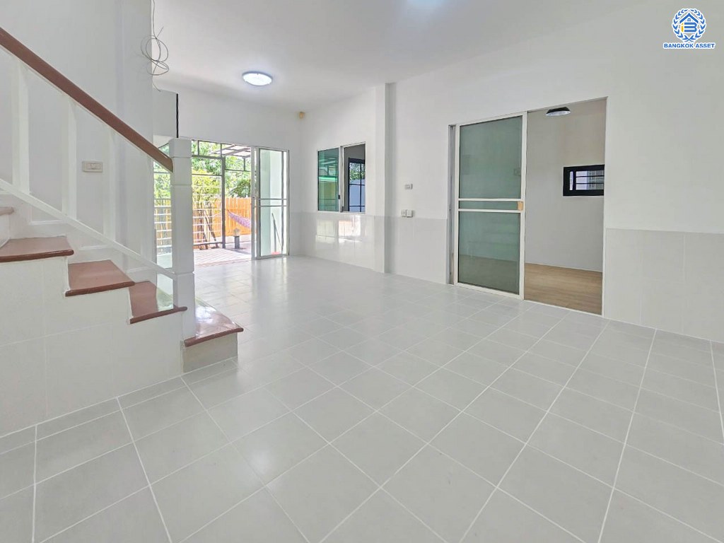 บ้านแฝดมือสอง โครงการ เพอร์เฟคพาร์ค วัดพระนอน เนื้อที่ 35.70 ตร.ว. ฟังก์ชัน 3 ห้องนอน 2 ห้องน้ำ 2 ที่จอดรถ ฟังก์ชันครบครัน ใกล้แหล่งอำนวยความสะดวก และคอมมูนิตี้มอลล์ เชื่อมต่อถนนกาญจนาภิเษก ถนนกรุงนนท์-จงถนอม ถนนคลองถนน ใกล้รถไฟฟ้าสายสีม่วง "สถานีตลาดบางใหญ่" และจุดขึ้นทางด่วน "ศรีรัช"...