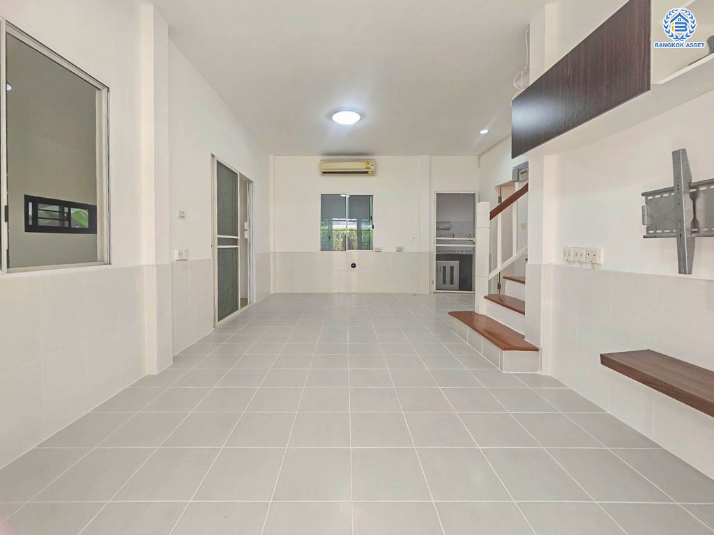 บ้านแฝดมือสอง โครงการ เพอร์เฟคพาร์ค วัดพระนอน เนื้อที่ 35.70 ตร.ว. ฟังก์ชัน 3 ห้องนอน 2 ห้องน้ำ 2 ที่จอดรถ ฟังก์ชันครบครัน ใกล้แหล่งอำนวยความสะดวก และคอมมูนิตี้มอลล์ เชื่อมต่อถนนกาญจนาภิเษก ถนนกรุงนนท์-จงถนอม ถนนคลองถนน ใกล้รถไฟฟ้าสายสีม่วง "สถานีตลาดบางใหญ่" และจุดขึ้นทางด่วน "ศรีรัช"...