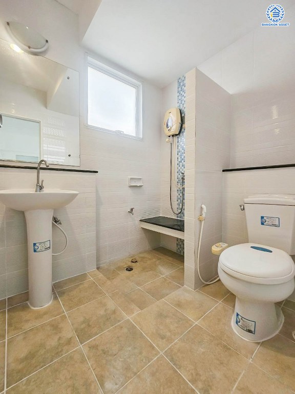 บ้านแฝดมือสอง โครงการ เพอร์เฟคพาร์ค วัดพระนอน เนื้อที่ 35.70 ตร.ว. ฟังก์ชัน 3 ห้องนอน 2 ห้องน้ำ 2 ที่จอดรถ ฟังก์ชันครบครัน ใกล้แหล่งอำนวยความสะดวก และคอมมูนิตี้มอลล์ เชื่อมต่อถนนกาญจนาภิเษก ถนนกรุงนนท์-จงถนอม ถนนคลองถนน ใกล้รถไฟฟ้าสายสีม่วง "สถานีตลาดบางใหญ่" และจุดขึ้นทางด่วน "ศรีรัช"...