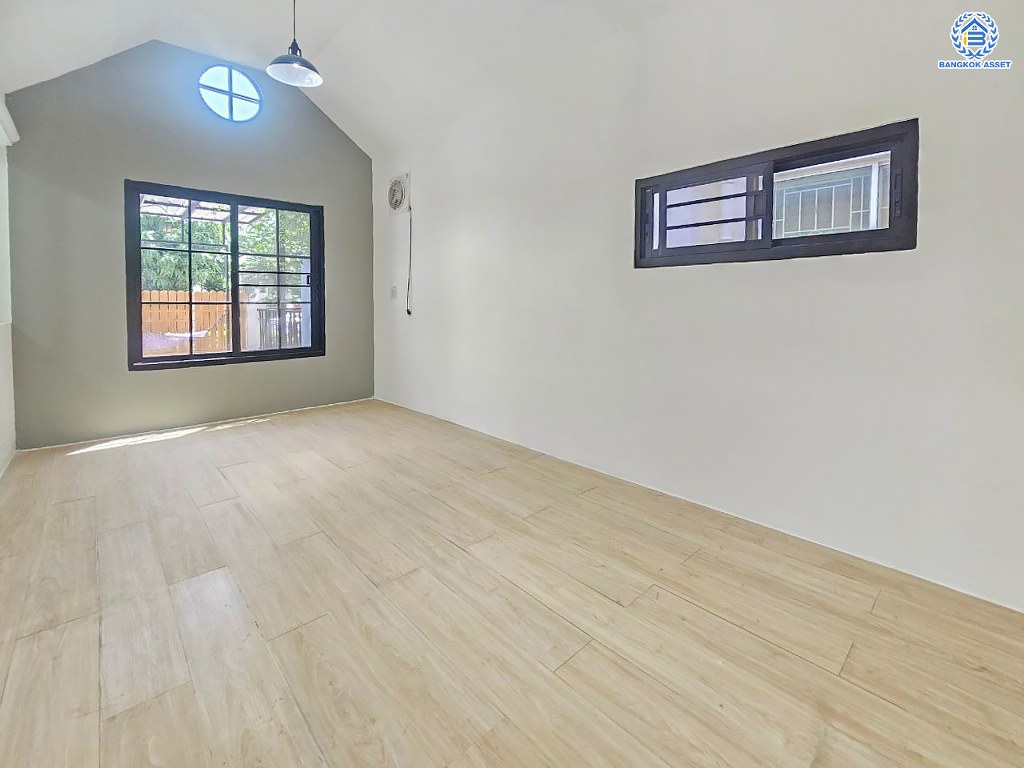 บ้านแฝดมือสอง โครงการ เพอร์เฟคพาร์ค วัดพระนอน เนื้อที่ 35.70 ตร.ว. ฟังก์ชัน 3 ห้องนอน 2 ห้องน้ำ 2 ที่จอดรถ ฟังก์ชันครบครัน ใกล้แหล่งอำนวยความสะดวก และคอมมูนิตี้มอลล์ เชื่อมต่อถนนกาญจนาภิเษก ถนนกรุงนนท์-จงถนอม ถนนคลองถนน ใกล้รถไฟฟ้าสายสีม่วง "สถานีตลาดบางใหญ่" และจุดขึ้นทางด่วน "ศรีรัช"...