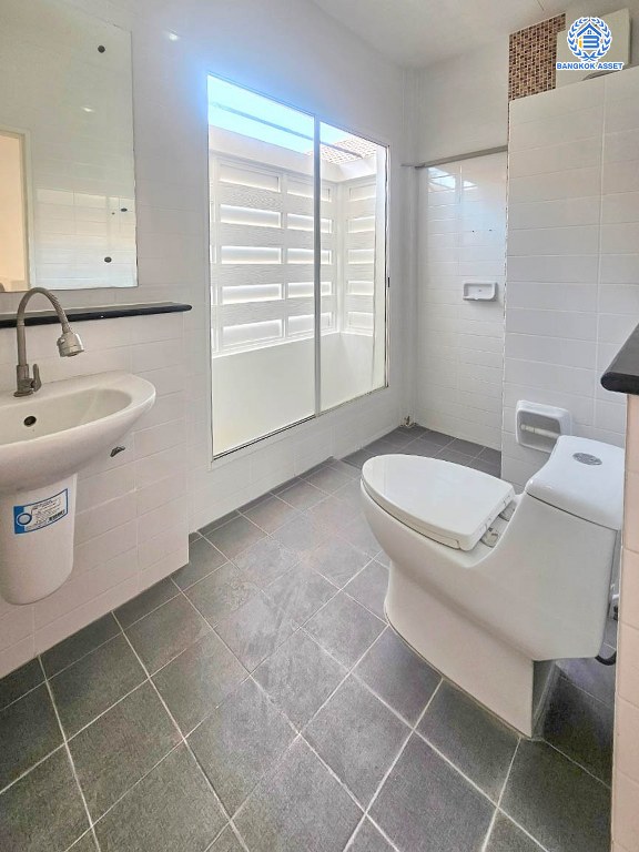 บ้านแฝดมือสอง โครงการ เพอร์เฟคพาร์ค วัดพระนอน เนื้อที่ 35.70 ตร.ว. ฟังก์ชัน 3 ห้องนอน 2 ห้องน้ำ 2 ที่จอดรถ ฟังก์ชันครบครัน ใกล้แหล่งอำนวยความสะดวก และคอมมูนิตี้มอลล์ เชื่อมต่อถนนกาญจนาภิเษก ถนนกรุงนนท์-จงถนอม ถนนคลองถนน ใกล้รถไฟฟ้าสายสีม่วง "สถานีตลาดบางใหญ่" และจุดขึ้นทางด่วน "ศรีรัช"...