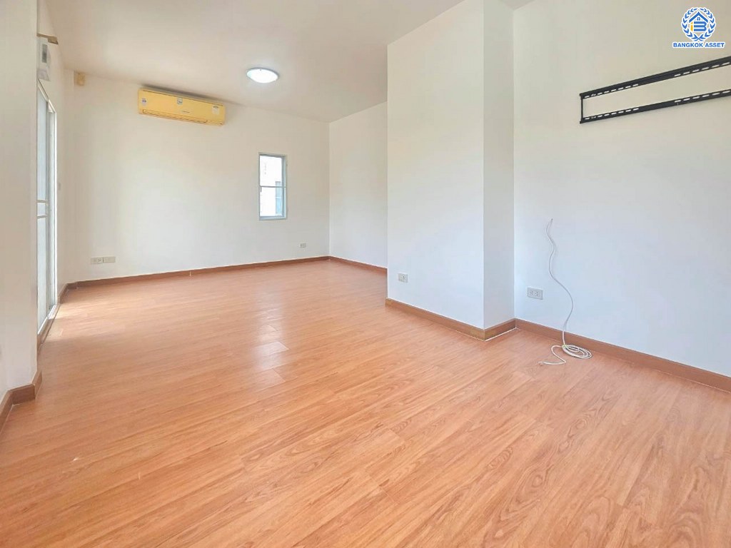 บ้านแฝดมือสอง โครงการ เพอร์เฟคพาร์ค วัดพระนอน เนื้อที่ 35.70 ตร.ว. ฟังก์ชัน 3 ห้องนอน 2 ห้องน้ำ 2 ที่จอดรถ ฟังก์ชันครบครัน ใกล้แหล่งอำนวยความสะดวก และคอมมูนิตี้มอลล์ เชื่อมต่อถนนกาญจนาภิเษก ถนนกรุงนนท์-จงถนอม ถนนคลองถนน ใกล้รถไฟฟ้าสายสีม่วง "สถานีตลาดบางใหญ่" และจุดขึ้นทางด่วน "ศรีรัช"...