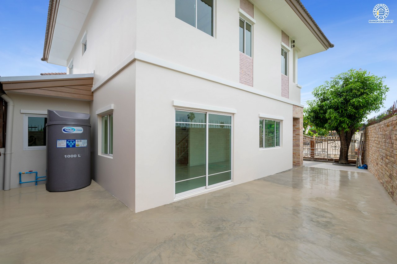 บ้านมือสองตกแต่งใหม่สุด Private โครงการ ภัสสร7 รัตนาธิเบศร์ พื้นที่กว้างกว่า 55.3 ตร.ว. หลังริม พื้นที่ใช้สอย 263.82 ตร.ม. รองรับทุกความสุขด้วยฟังก์ชัน 3 ห้องนอน 2 ห้องน้ำ บนทำเลเดินทางสะดวก เชื่อมต่อถนนรัตนาธิเบศร์ ถนนราชพฤกษ์ ถนนราชพฤกษ์ ใกล้รถไฟฟ้าสายสีม่วง "สถานีบางพลู"...