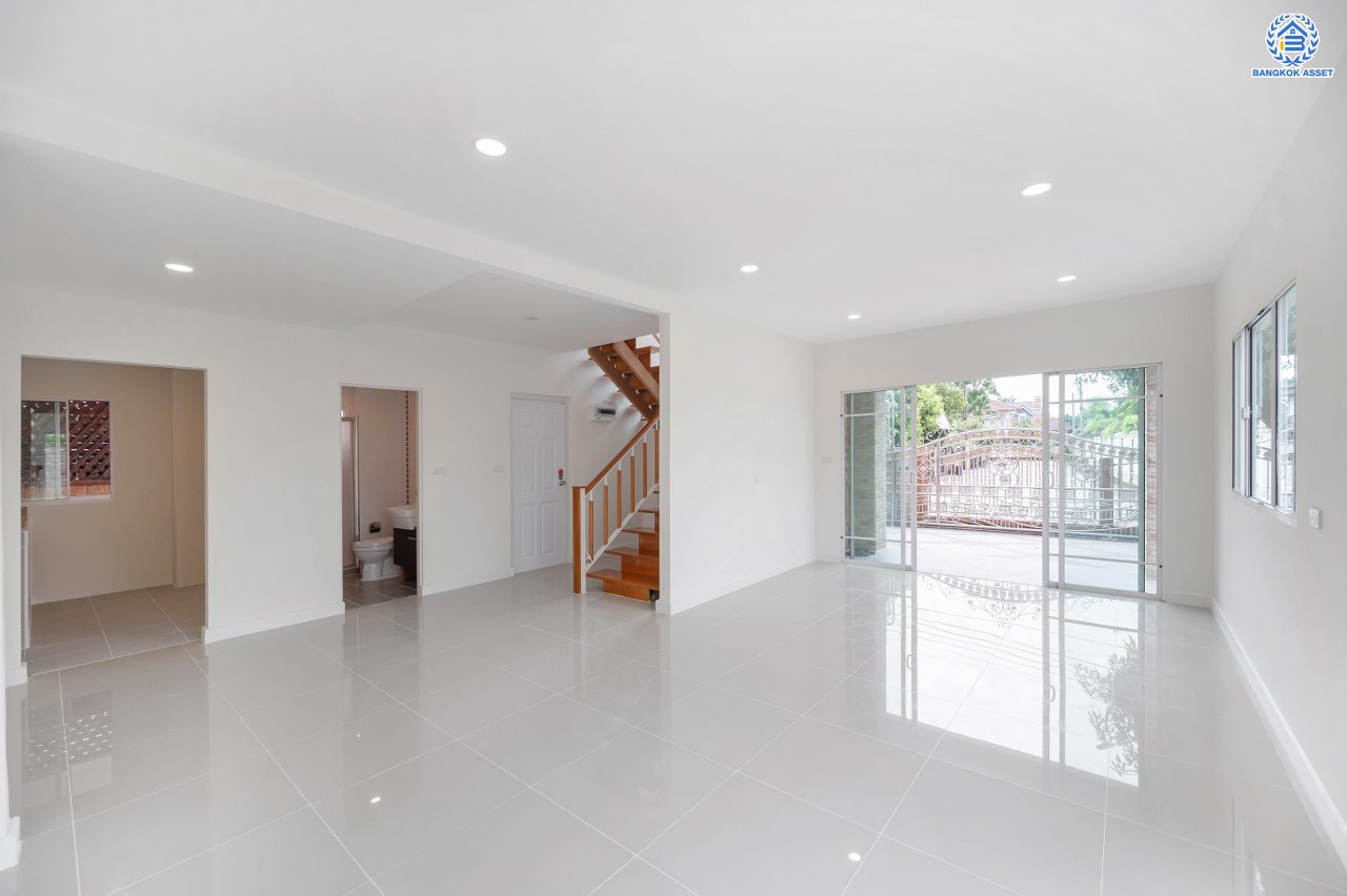 บ้านมือสองตกแต่งใหม่สุด Private โครงการ ภัสสร7 รัตนาธิเบศร์ พื้นที่กว้างกว่า 55.3 ตร.ว. หลังริม พื้นที่ใช้สอย 263.82 ตร.ม. รองรับทุกความสุขด้วยฟังก์ชัน 3 ห้องนอน 2 ห้องน้ำ บนทำเลเดินทางสะดวก เชื่อมต่อถนนรัตนาธิเบศร์ ถนนราชพฤกษ์ ถนนราชพฤกษ์ ใกล้รถไฟฟ้าสายสีม่วง "สถานีบางพลู"...