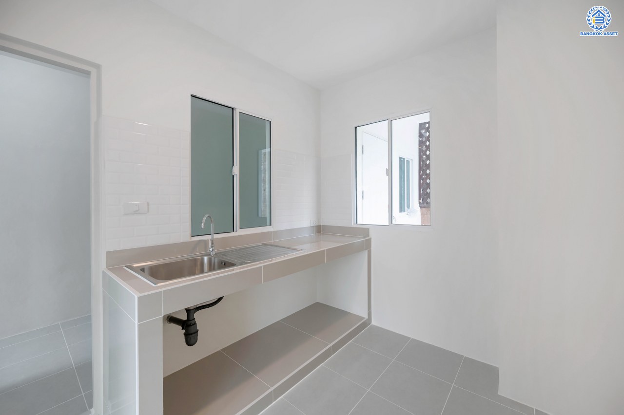 บ้านมือสองตกแต่งใหม่สุด Private โครงการ ภัสสร7 รัตนาธิเบศร์ พื้นที่กว้างกว่า 55.3 ตร.ว. หลังริม พื้นที่ใช้สอย 263.82 ตร.ม. รองรับทุกความสุขด้วยฟังก์ชัน 3 ห้องนอน 2 ห้องน้ำ บนทำเลเดินทางสะดวก เชื่อมต่อถนนรัตนาธิเบศร์ ถนนราชพฤกษ์ ถนนราชพฤกษ์ ใกล้รถไฟฟ้าสายสีม่วง "สถานีบางพลู"...